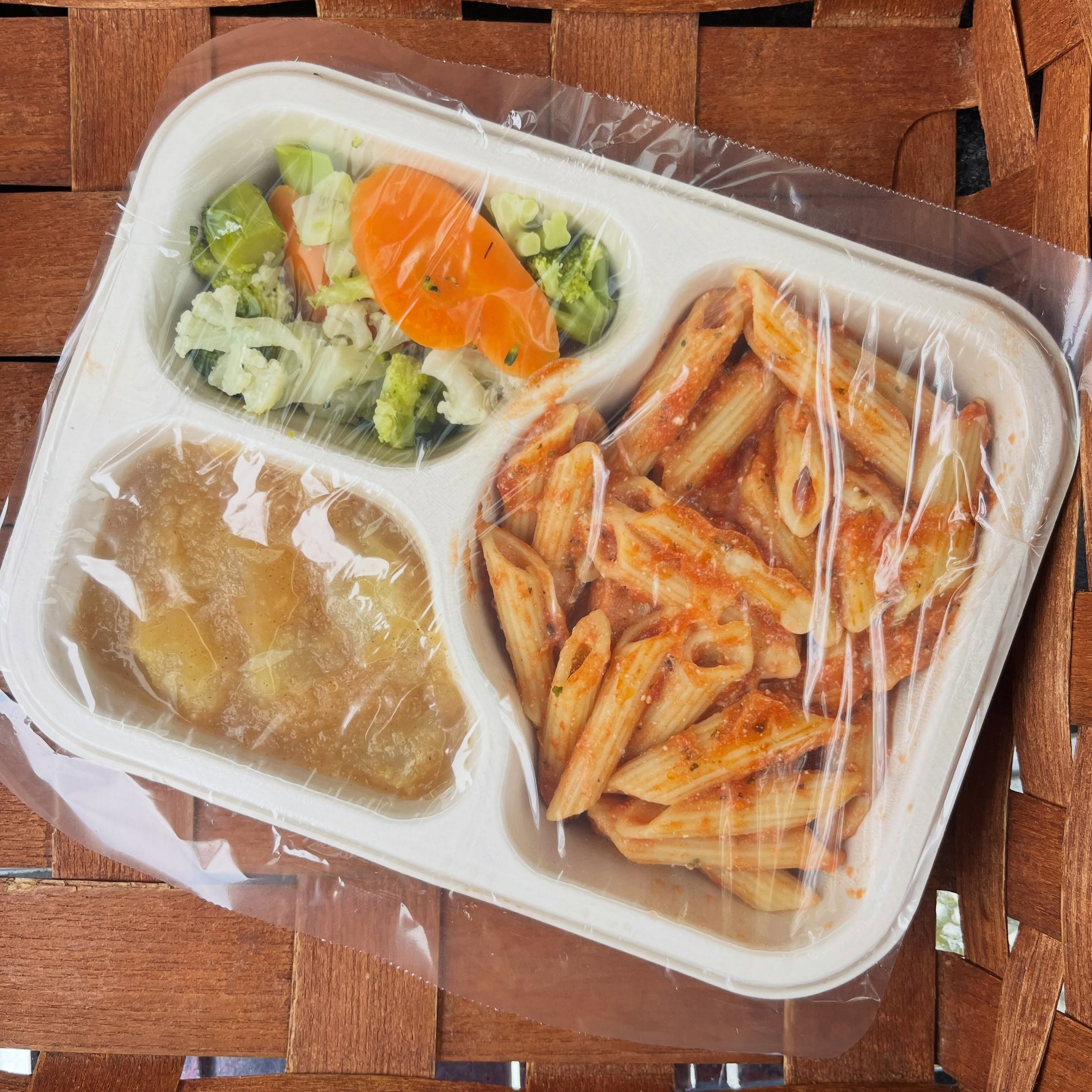 We had a lot of happy clients today when we delivered this delicious penne pasta! 

If you know anyone who could benefit from freshly-made meals brought to their doorsteps in the nine communities we serve, please send them our way!