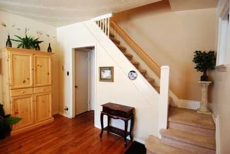 lesley-metcalfe-staircase-living-room-real-estate-agent-photo.jpeg