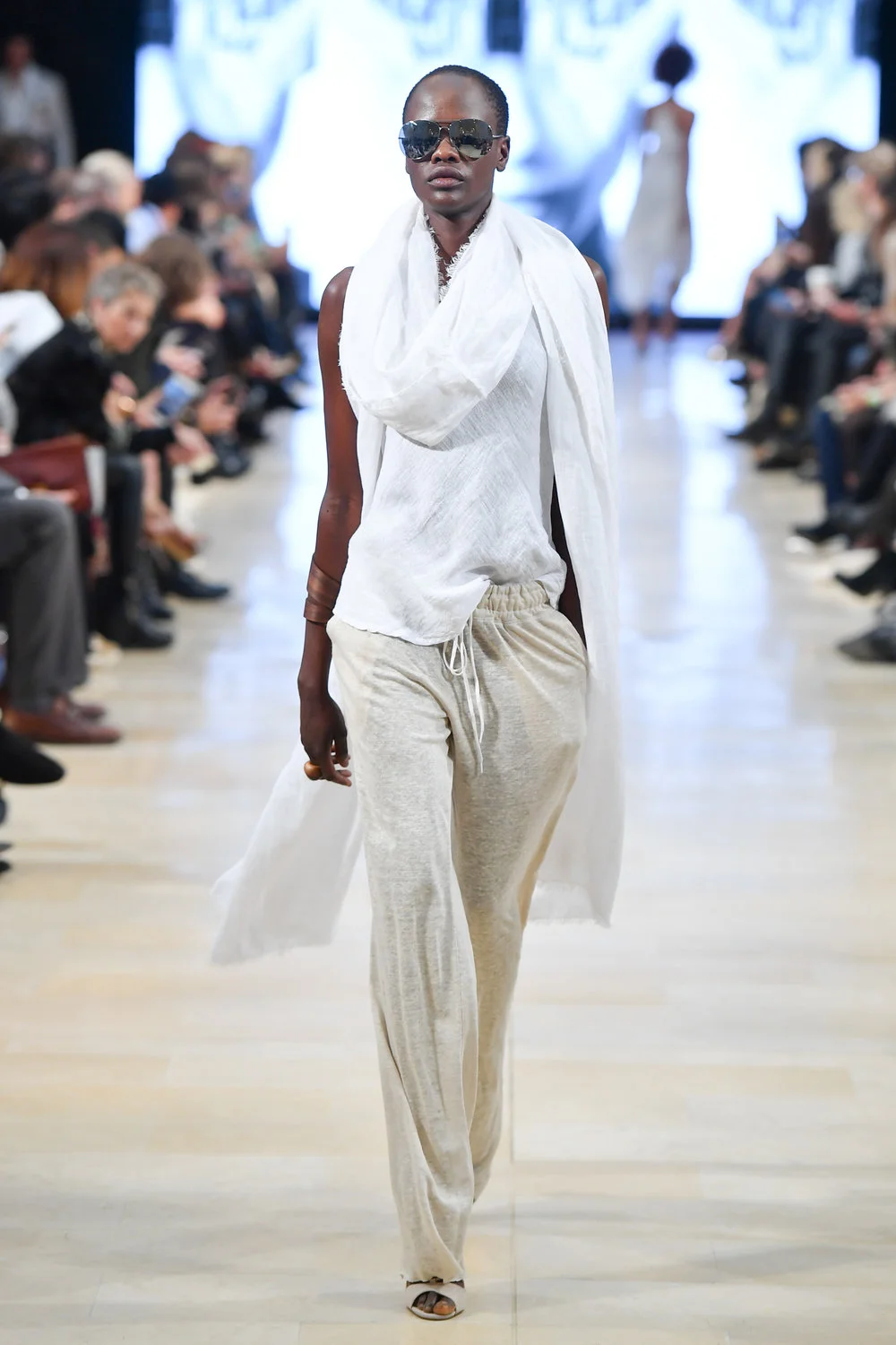 c2010-whitney-linen-ss17-runway-look-2.jpg