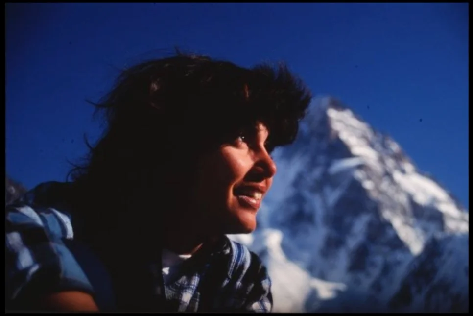 Flor en el campo base del Broad Peak, Pakistan. Al fondo se observa el K2. Crédito: Ramón Blanco
