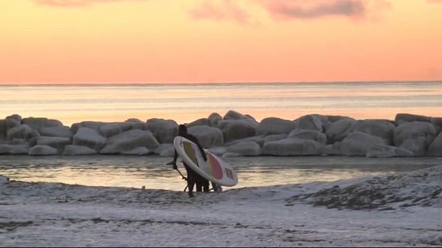 Sunrise winter paddle at Abay 🌅 ❄️ Join us on Feb 13 for a winter SUP event! We’ll be screening the short doc “In Winter” by Toronto filmmaker Ashley Bowa @a_s_h_l.e.y followed by a presentation on cold weather paddling by doc subjects and Surfistas