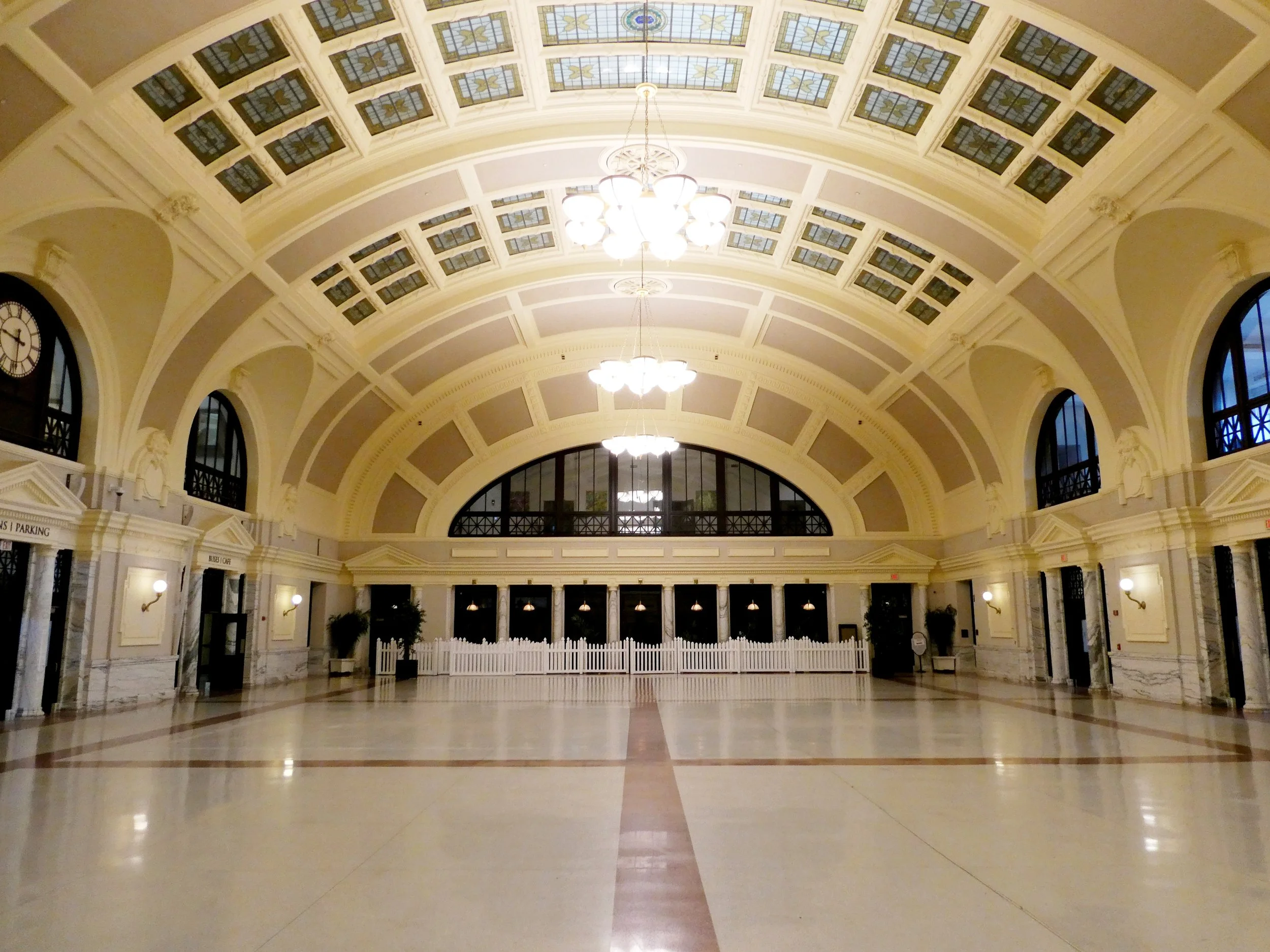 Main_waiting_room_of_Worcester_Union_Station,_September_2022.jpg