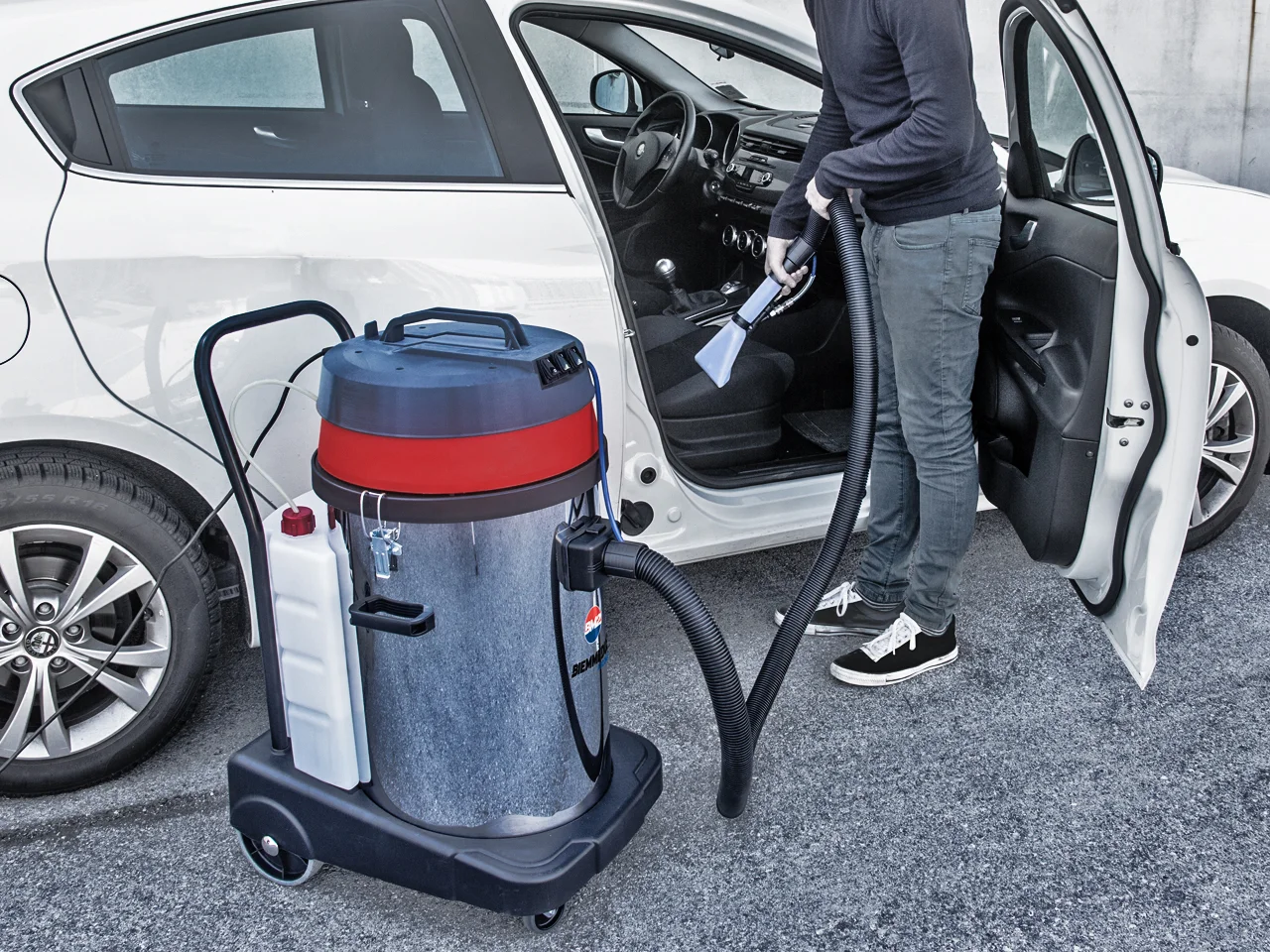 ASPIRAPOLVERE_ASPIRALIQUIDI_COMBINATI_CON_MACCHINA_A_INIEZIONE_ED_ESTRAZIONE_PER_AUTO_O_LIQUIDI_WET_&_DRY_VACUUM_CLEANERS_COMBINED_WITH_A_CARPET_OR_UPHOLSTERY_CLEANING_MACHINE_3.jpg