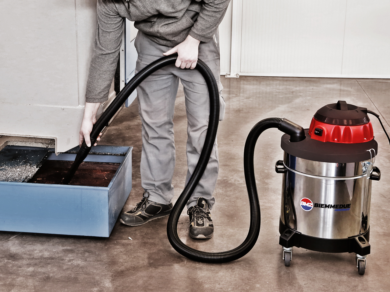 ASPIRALIQUIDI_PROFESSIONALE_PER_SEPARAZIONE_E_RECUPERO_DI_OLIO_EMULSIONATO_E_TRUCIOLI_ASPIRATRUCIOLI_ASPIRA_OLIO_PROFESSIONAL_VACUUM_CLEANER_FOR_PICK_UP_AND_SEPARATION_OF_EMULSIFIED_OIL_AND_CHIPPINGS.jpg