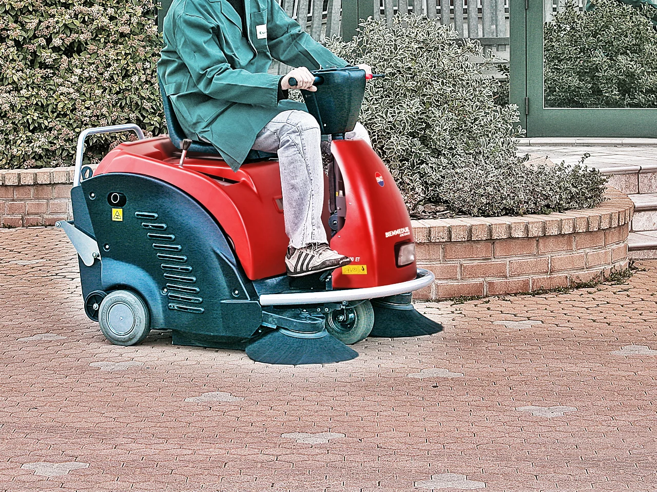 SPAZZATRICE_UOMO__A_BORDO_CON_MOTORE_A_SCOPPIO_RIDE-ON_PETROL_ENGINE_MOTORISED_VACUUM_SWEEPERS.jpg