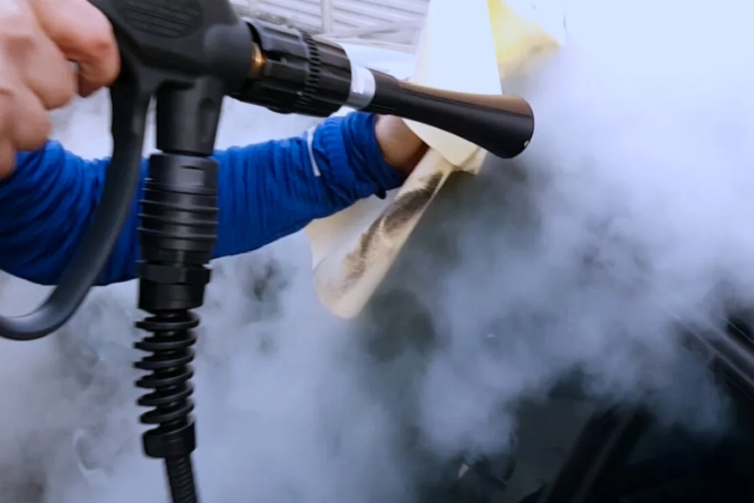 Rimozione di film adesivi e wrapping con la tecnologia a vapore