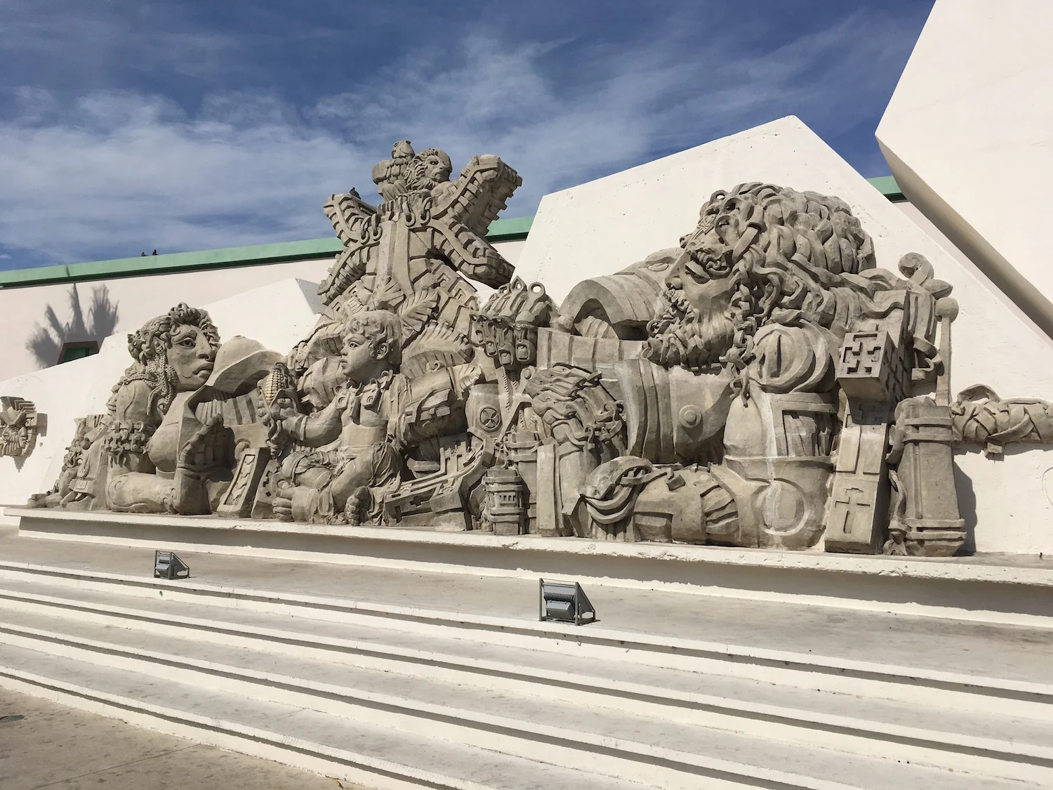The stone sculpture outside the museum. Here we can also spot Gonzalo Guerrero (on the right).