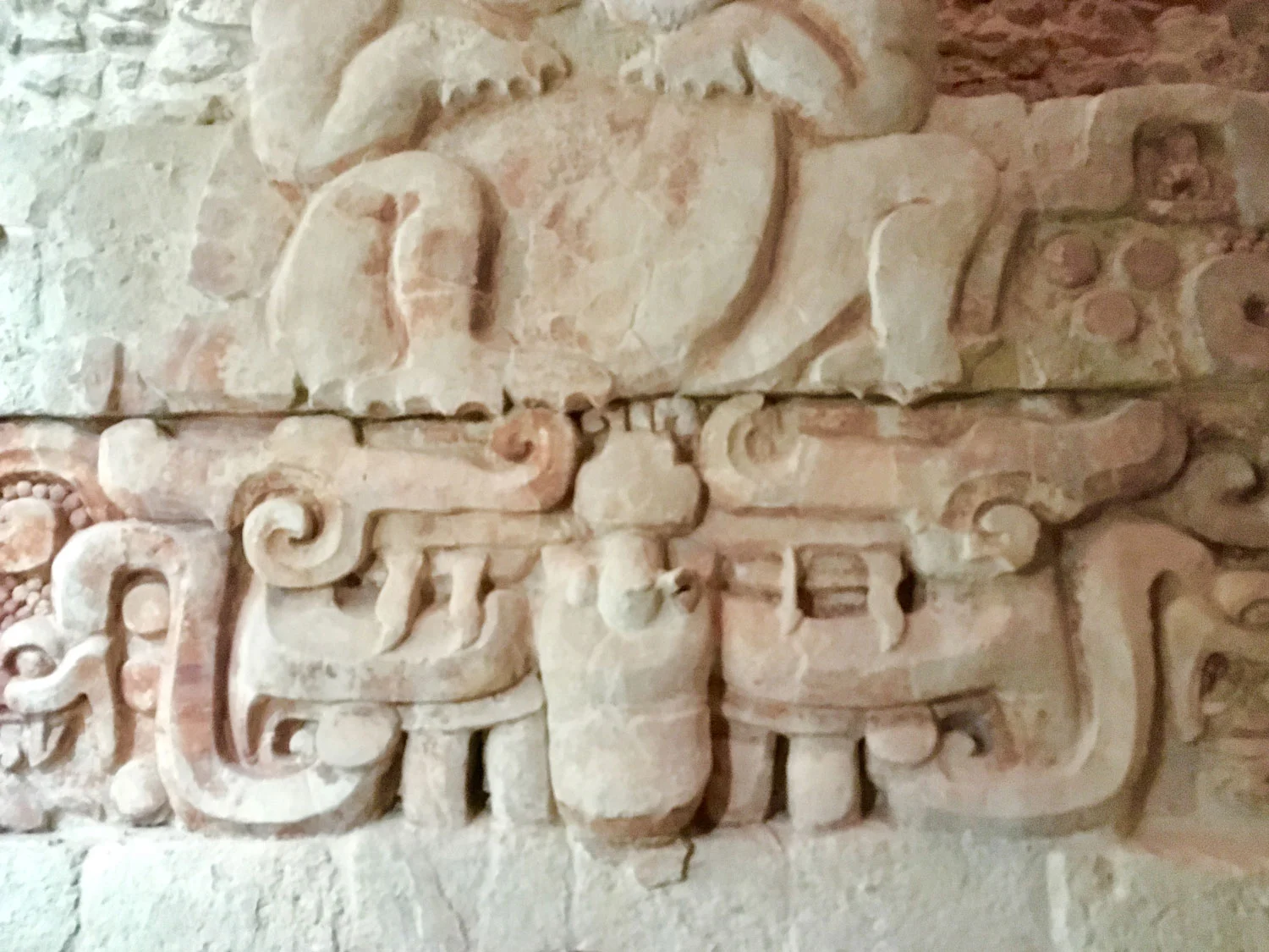 Human dwarf and hunchback attending a lord. K1453, photo by Justin Kerr. Source: research.mayavase.com