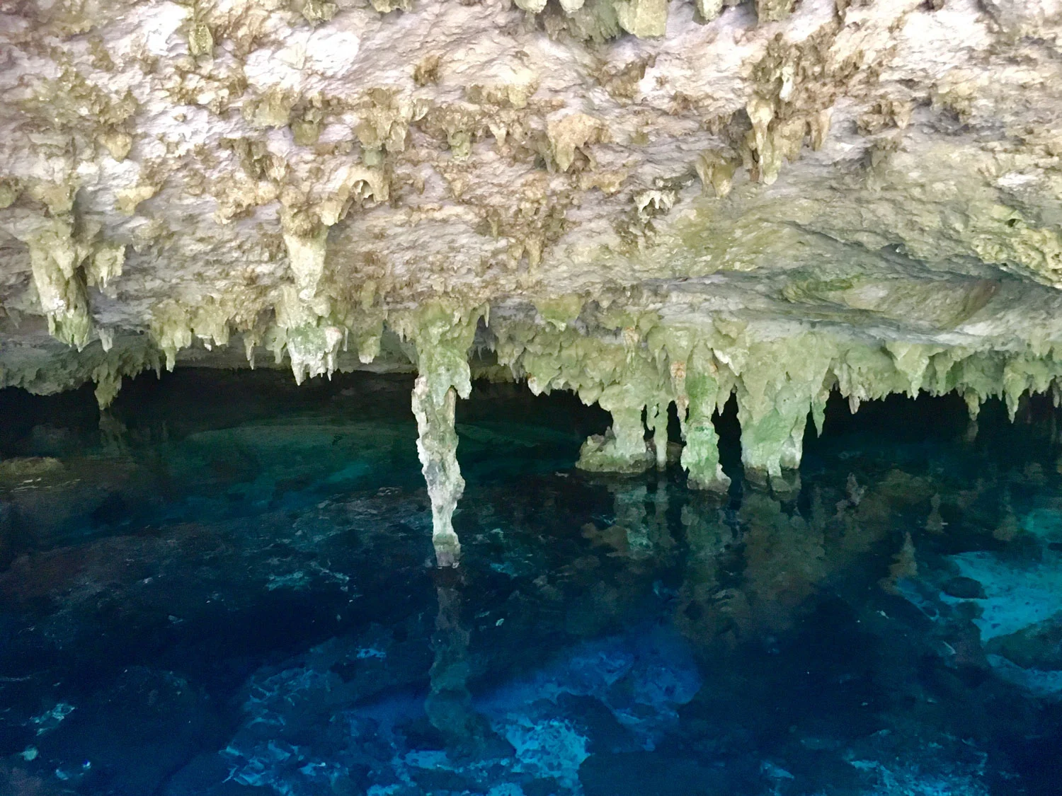 This hut by the cenote offers the cenote services.