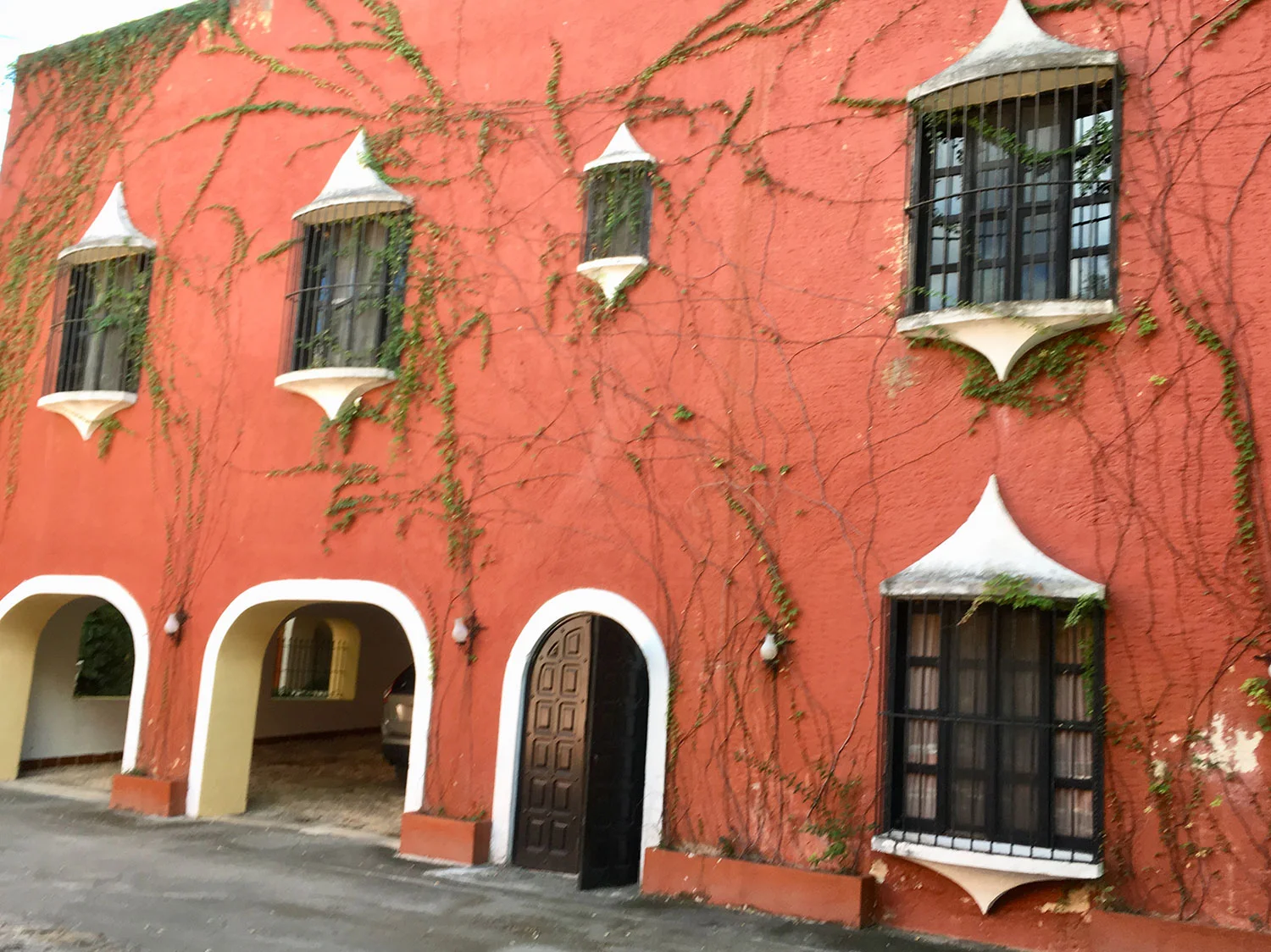 The main house of the owner was built in the Spanish colonial style.