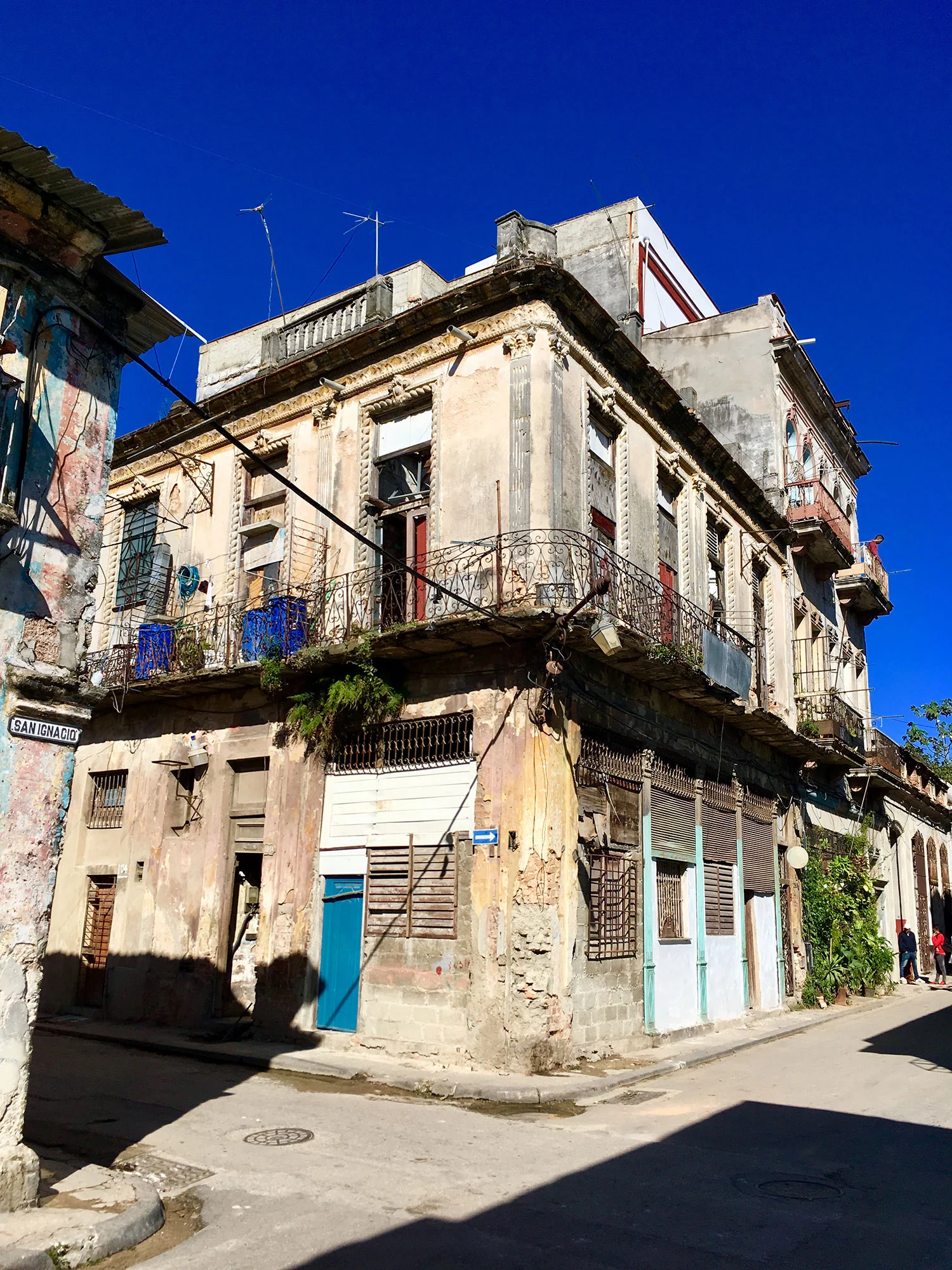Hammocks_and_Ruins_What_to_Do_Cuba_Havana_island_socialist_5.jpg