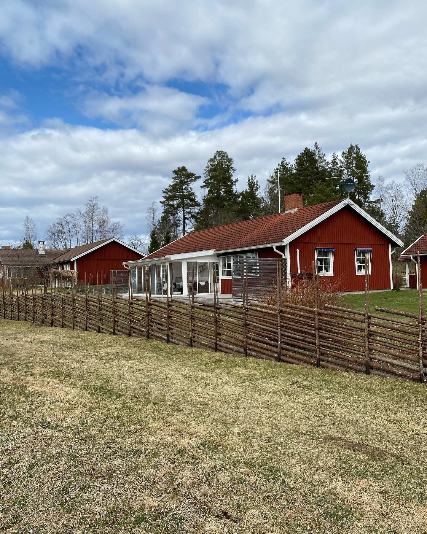 Idag fick vi &auml;ran att rama in baksidan utav ett hus i Leksand, sk&ouml;nt avslut p&aring; veckan med ett jobb vid hemtrakterna. Trevlig helg fr&aring;n oss p&aring; NM G&auml;rdesg&aring;rd!

#nmg&auml;rdesg&aring;rd #g&auml;rdesg&aring;rd #hant