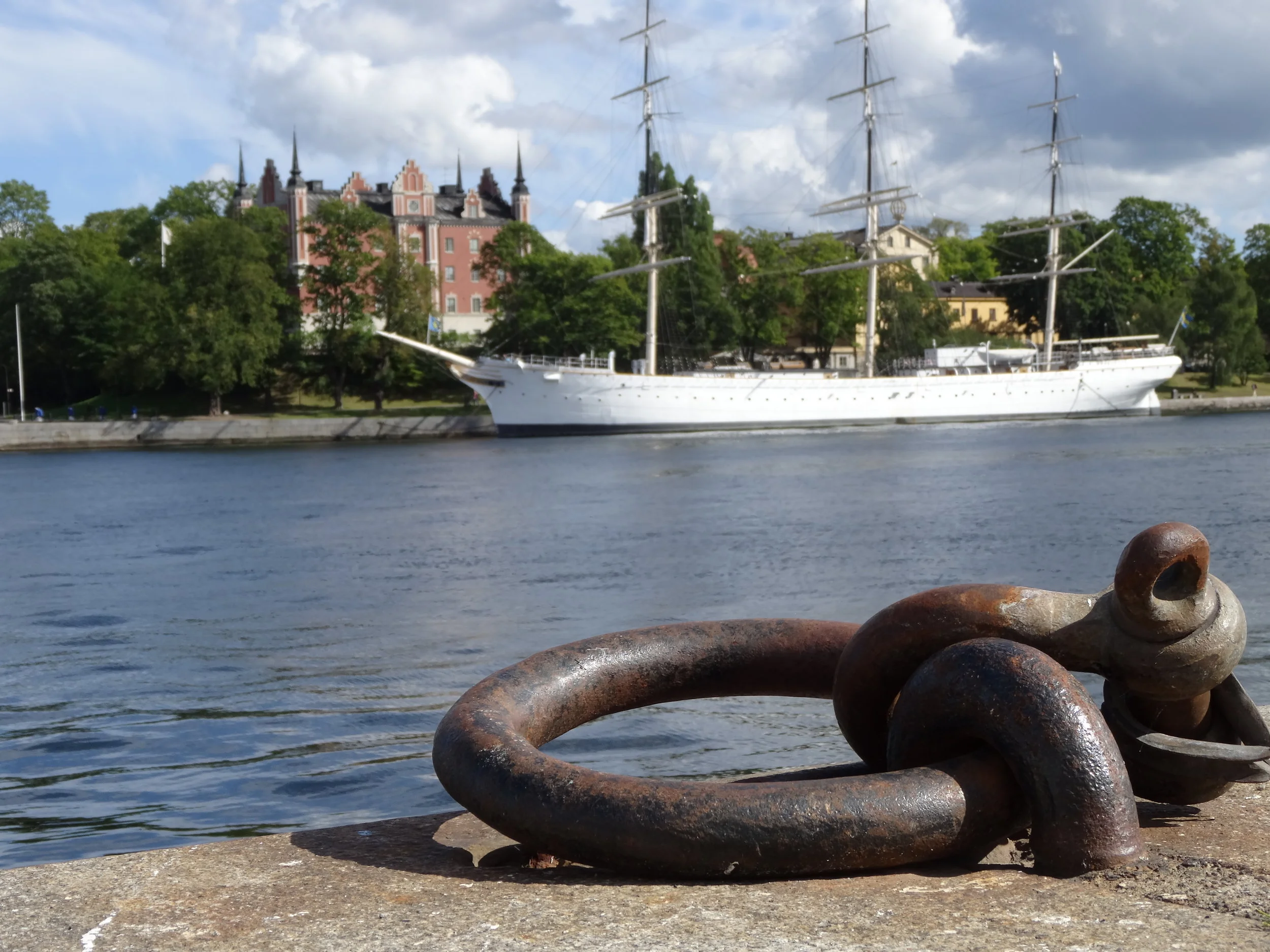 Painonhallinta vai hyvinvointi? Kumpaan huomiosi kiinnittyy tässä kuvassa? Kiinnitätkö huomiosi etualalla olevaan rautalenkkiin vai näetkö taustalla olevan upean laivan? Painonhallinta nähdään monesti jyrkkinä sääntöinä ja kieltäymyksessä elämisenä (rautalenkki). Mutta miten katsantokulmasi muuttuisi, jos se olisikin hyvinvointiin tähtäävien pienten päätösten tekemistä (laiva)?