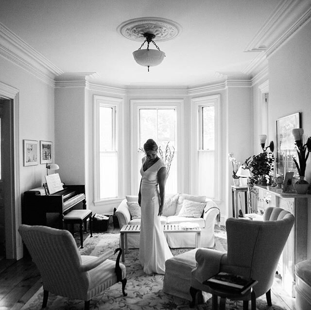 Quiet, elegant moments before the ceremony. .
.
.
.
#portlandmainewedding #westend #townhouse #elegance #blackandwhite