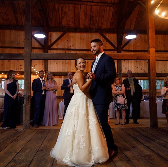 This family barn in Cape Neddick was an ideal place to gather for a first dance followed by an epic dance party. .
.
.
.
.
#barnweddings #maineweddings #barnstorming #maineweddingphotographer #barndance #capeneddickwedding