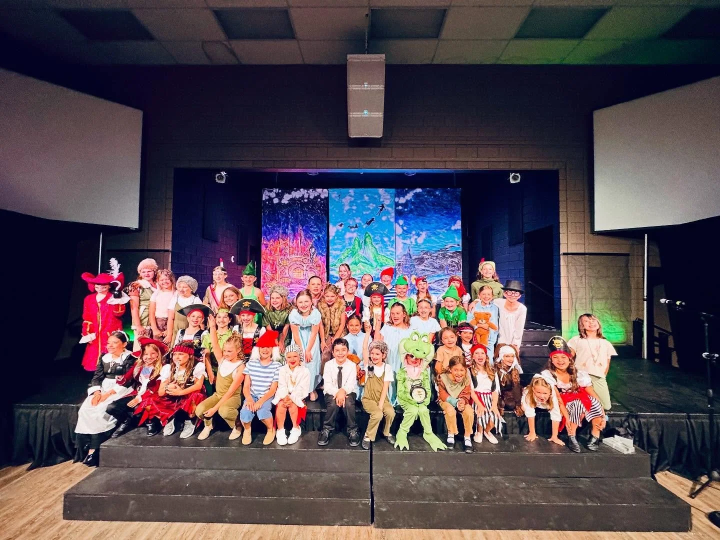 Our stage was full of joy, our hearts even fuller. Thanks for a beautiful semester, Do Re Mi fam! ✨