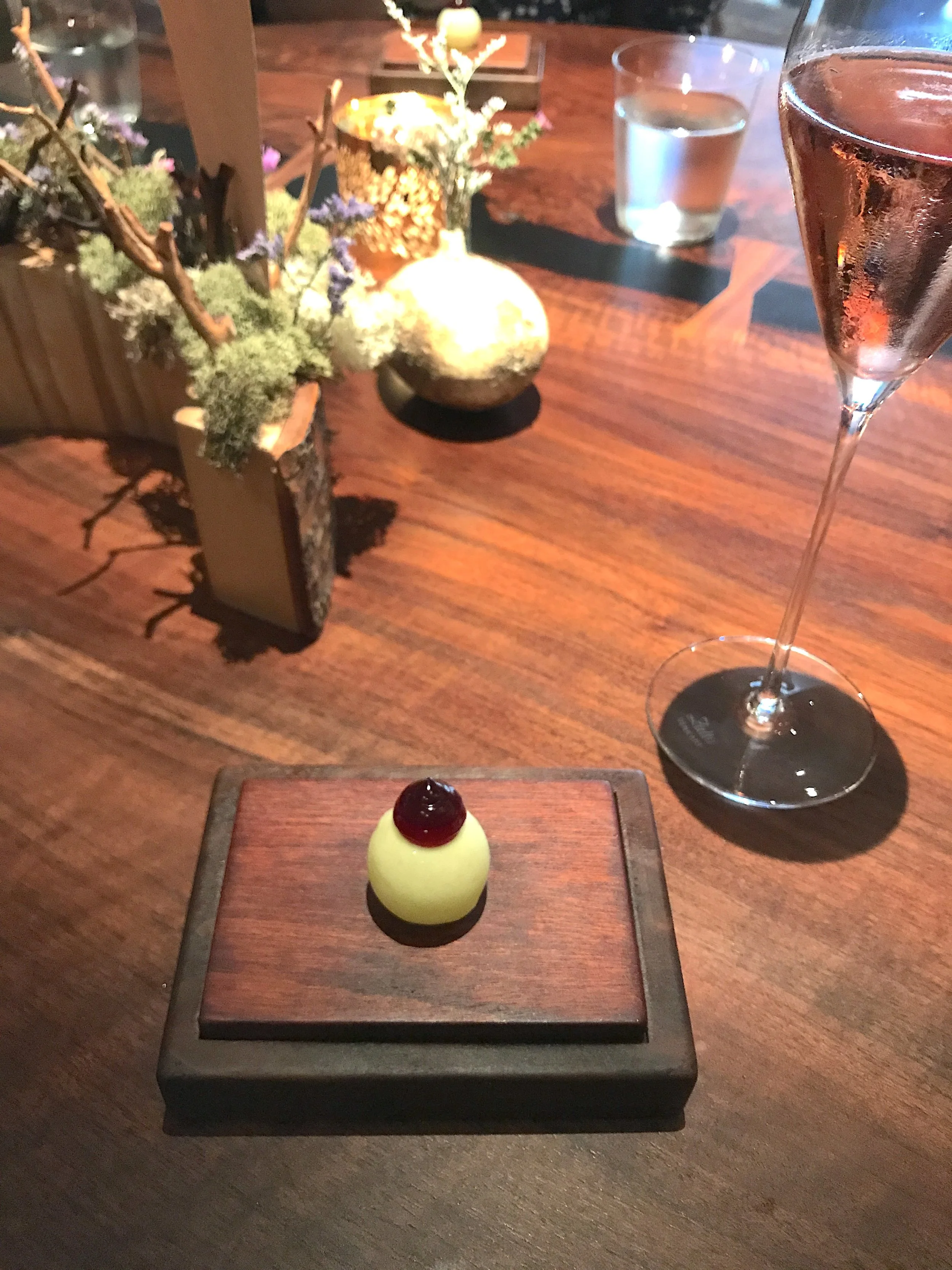 改良自法式传统鸡尾酒Kir Royale皇家吉尔,白巧克力包裹苹果西打。上菜小哥特别提醒,吃的时候一口而入,切记闭嘴。因为外裹的白巧克力玲珑薄脆,入口即爆。口感也是相当清新酸爽的。