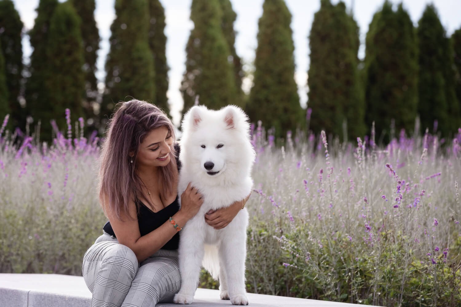 Woman-with-Samoyed-puppy