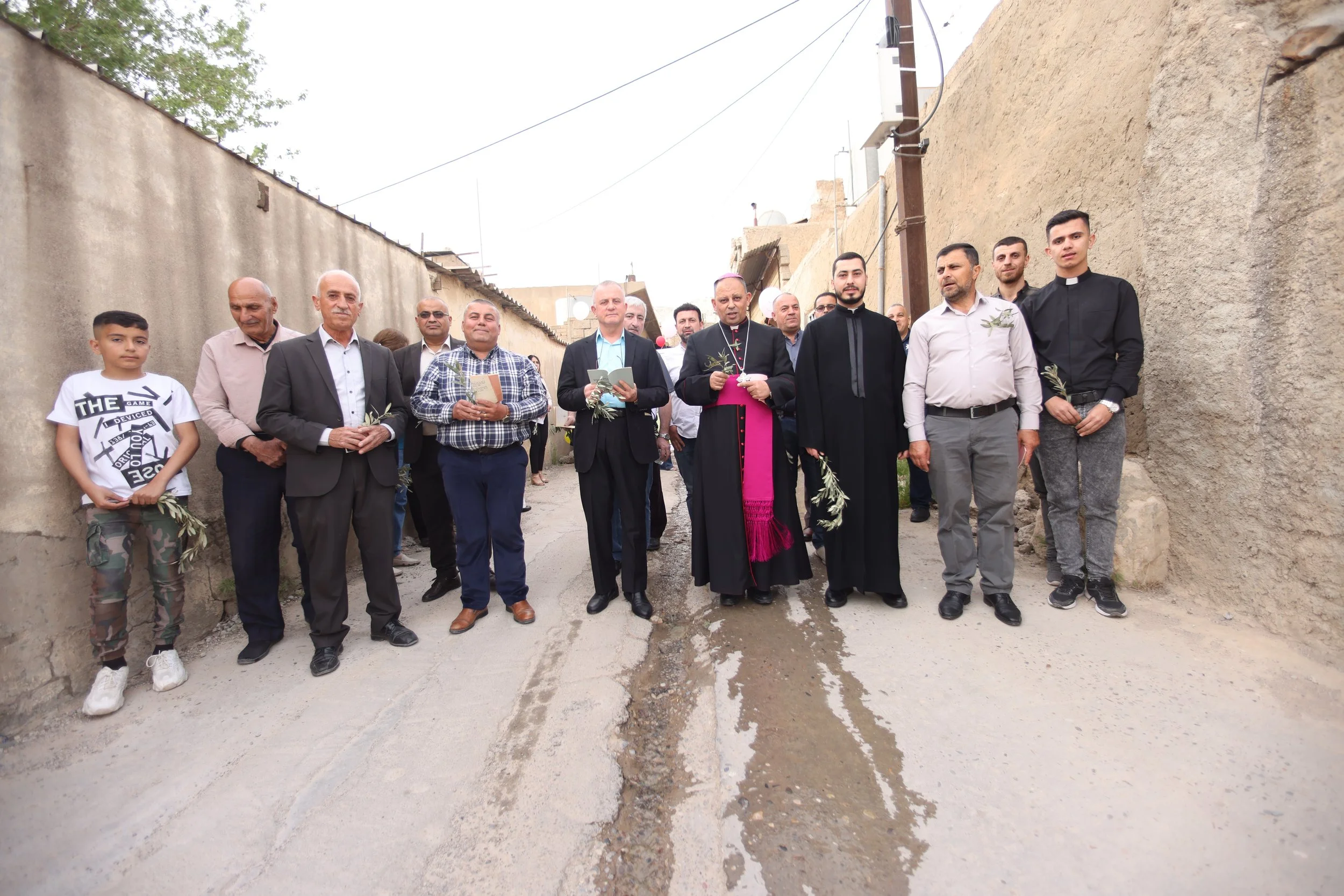  Since no priests reside in the village, priests from Alqosh and Telsquf preside over services. 
