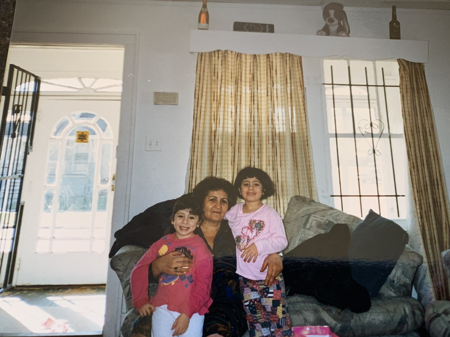  Alexa, grandmother Sabriya Jajou, and sister Samantha Kajy 