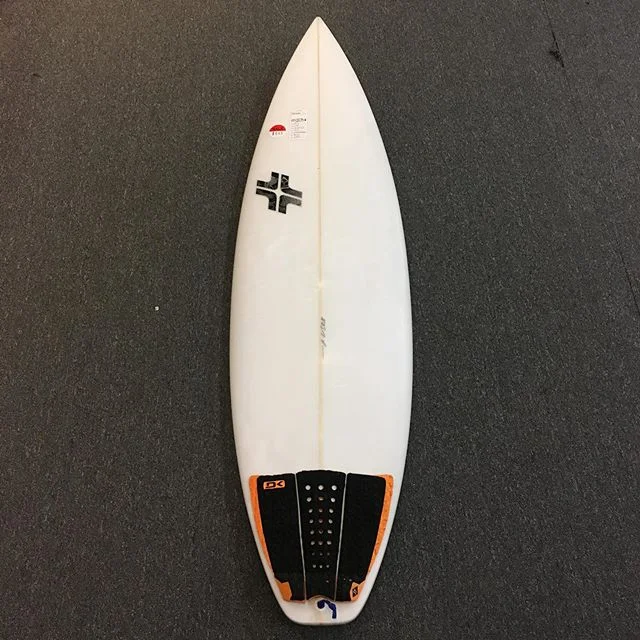 5’10” x 18.62” x 2.3” @chris_borst_designs T-Knox model available at Surfride in Oceanside