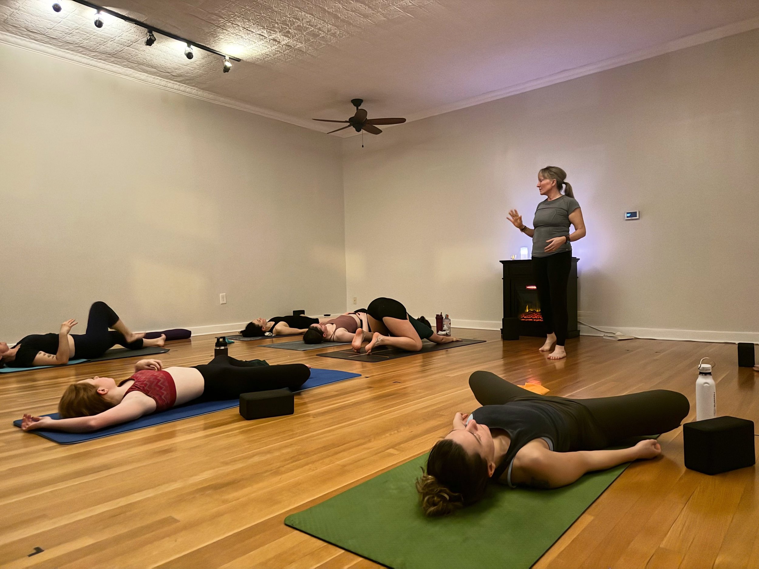 Good news: it&rsquo;s Wednesday.

Bad news: you still have to do your own chaturangas. 

6:00 AM Heated Vinyasa 60 with @catherine_cook_cottone 
5:00 PM Gentle Flow with @kayakcarr 7:00 PM Restorative Yoga with @riverflowchiro

Come build strength, f