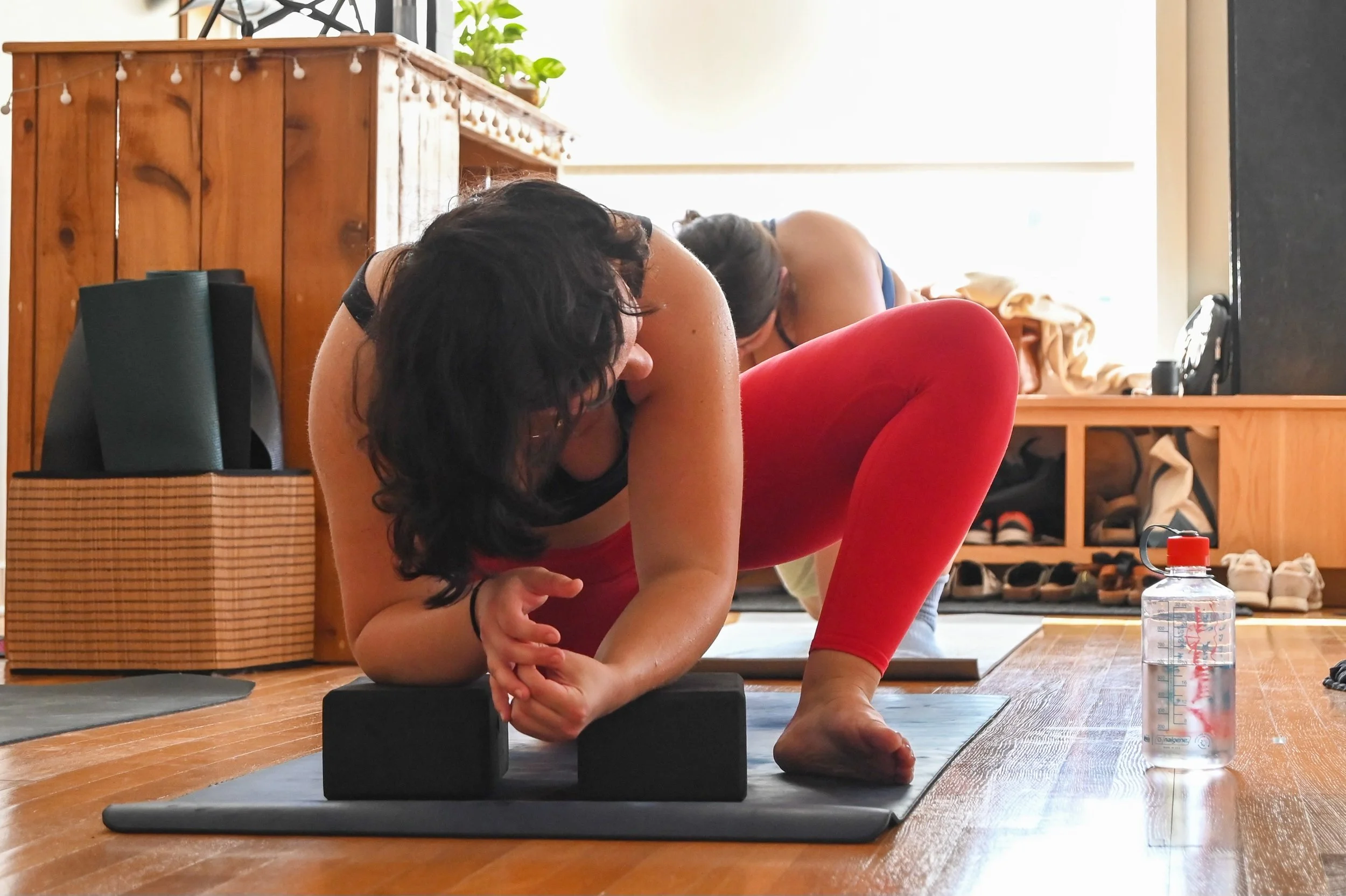Monday, we meet again.

12pm Vinyasa 60 with @moonyogis 
5pm Gentle Flow with @kayakcarr 
7pm yin + restore with @riverflowchiro 

New week. Fresh slate. Let&rsquo;s do this.

📷 : @jessicanicolosiphotography