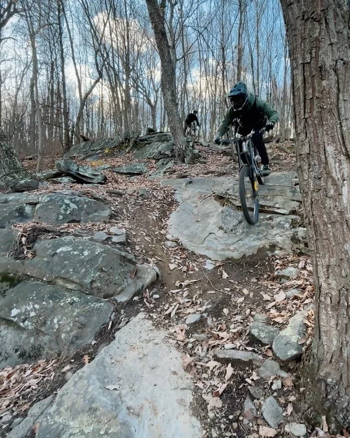 Finally getting the new DH bike out after building it then blowing up both my wrists last month. Dh sled good fun

S/o @falks_promechanics for helping me find parts for the build!!