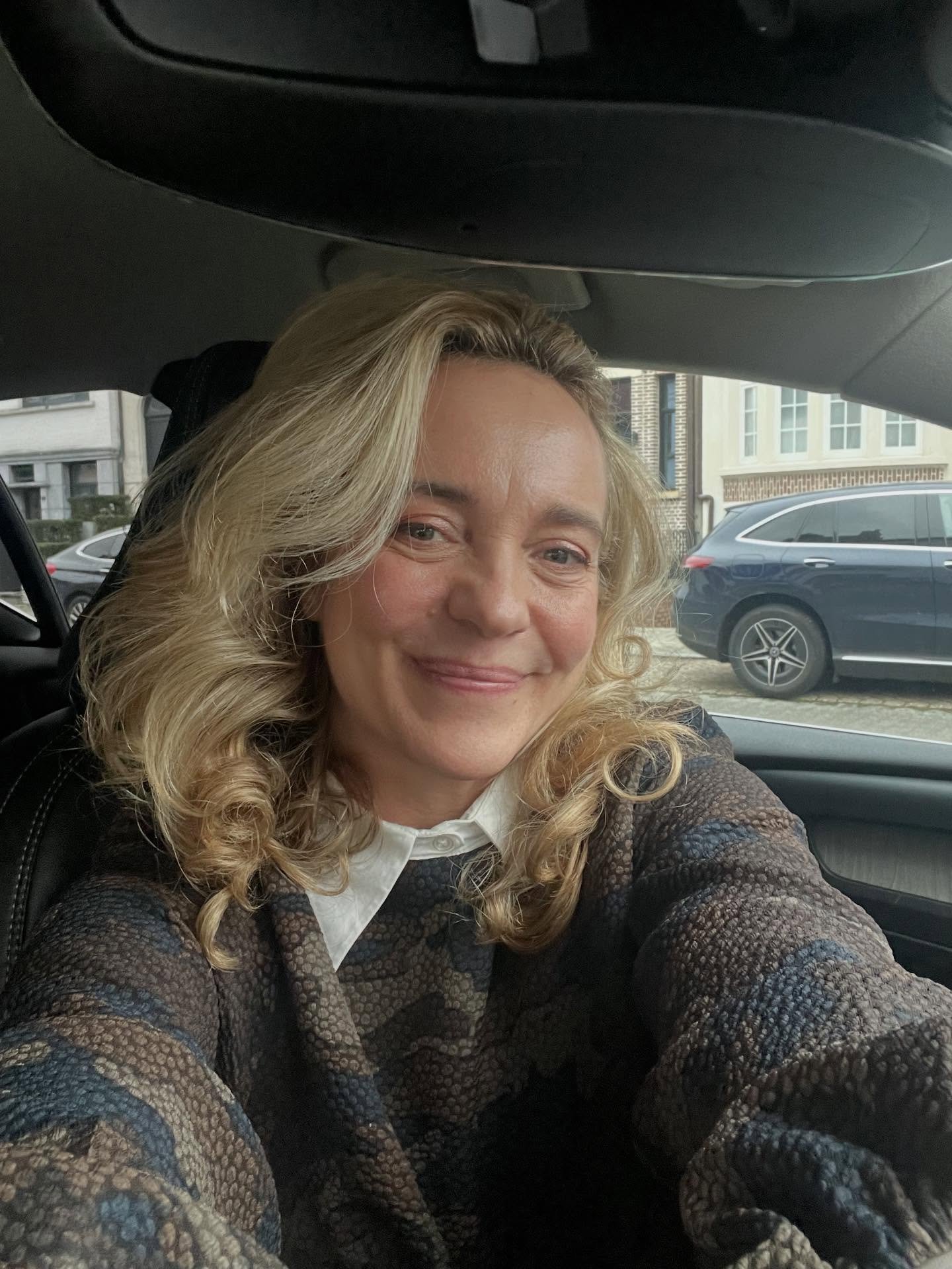 Hier al onderweg naar @ccdeploter in Ternat. Daar kijk ik nu es naar uit🫶Lang geleden! Ik hoop da jullie klaar zijn voor den Bauwens met haar &lsquo; Nele Bauwens en de Zeven Schlagers&rsquo;: over mijn tante Jos&eacute;, en haar caf&eacute;, den ju