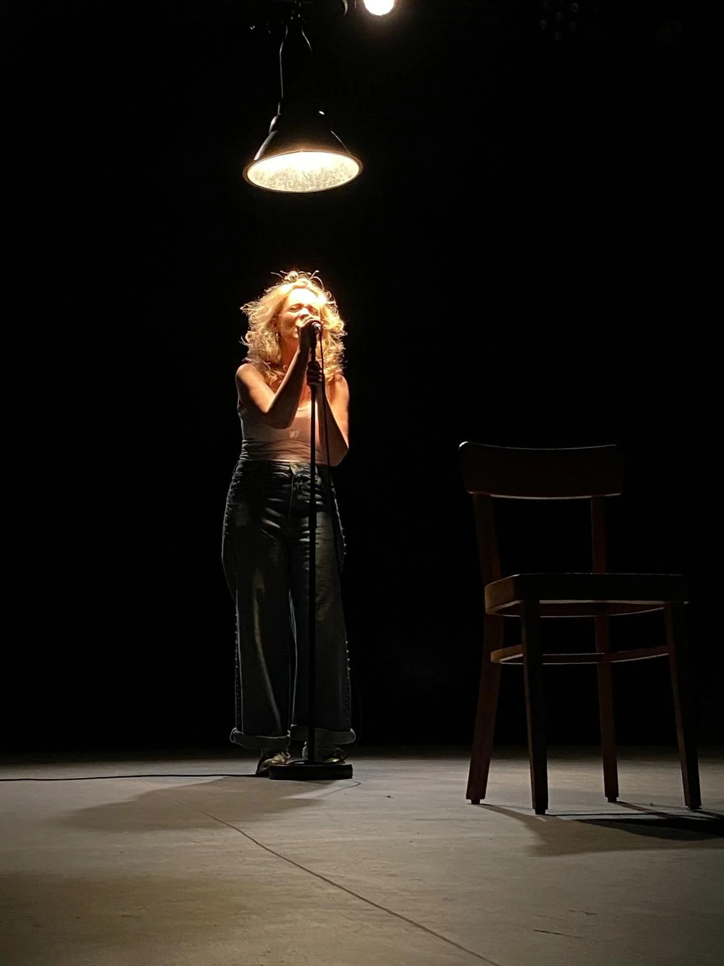 Hier ben ik&hellip; ne stoel, een lamp, ne micro&hellip; meer heeft &lsquo; Nele Bauwens en de Zeven Schlagers nie nodig&rsquo;. 

Tickets via: www.nelebauwens.be

#cabaret