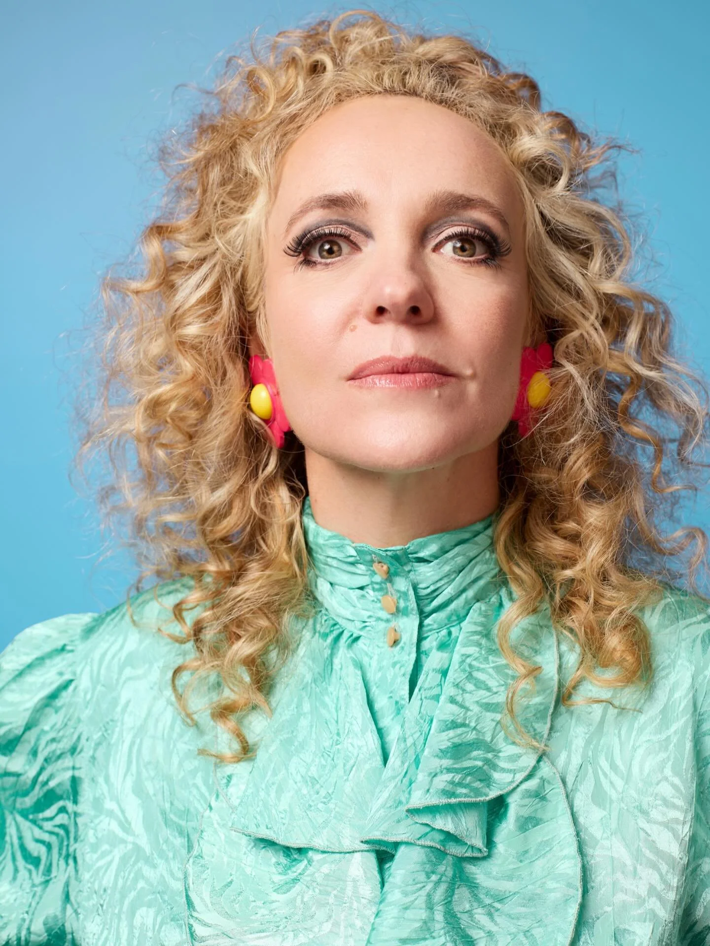 🫣Het begint te korten! Nog 3 x spelen dit seizoen met &lsquo;Nele Bauwens en de Zeven Schlagers&rsquo;. Het was een stevig seizoen voor bibi maar deze voorstelling is de beste die ik al gespeeld heb. Je kan nog afkomen naar @arenberg_antwerpen ( 21/