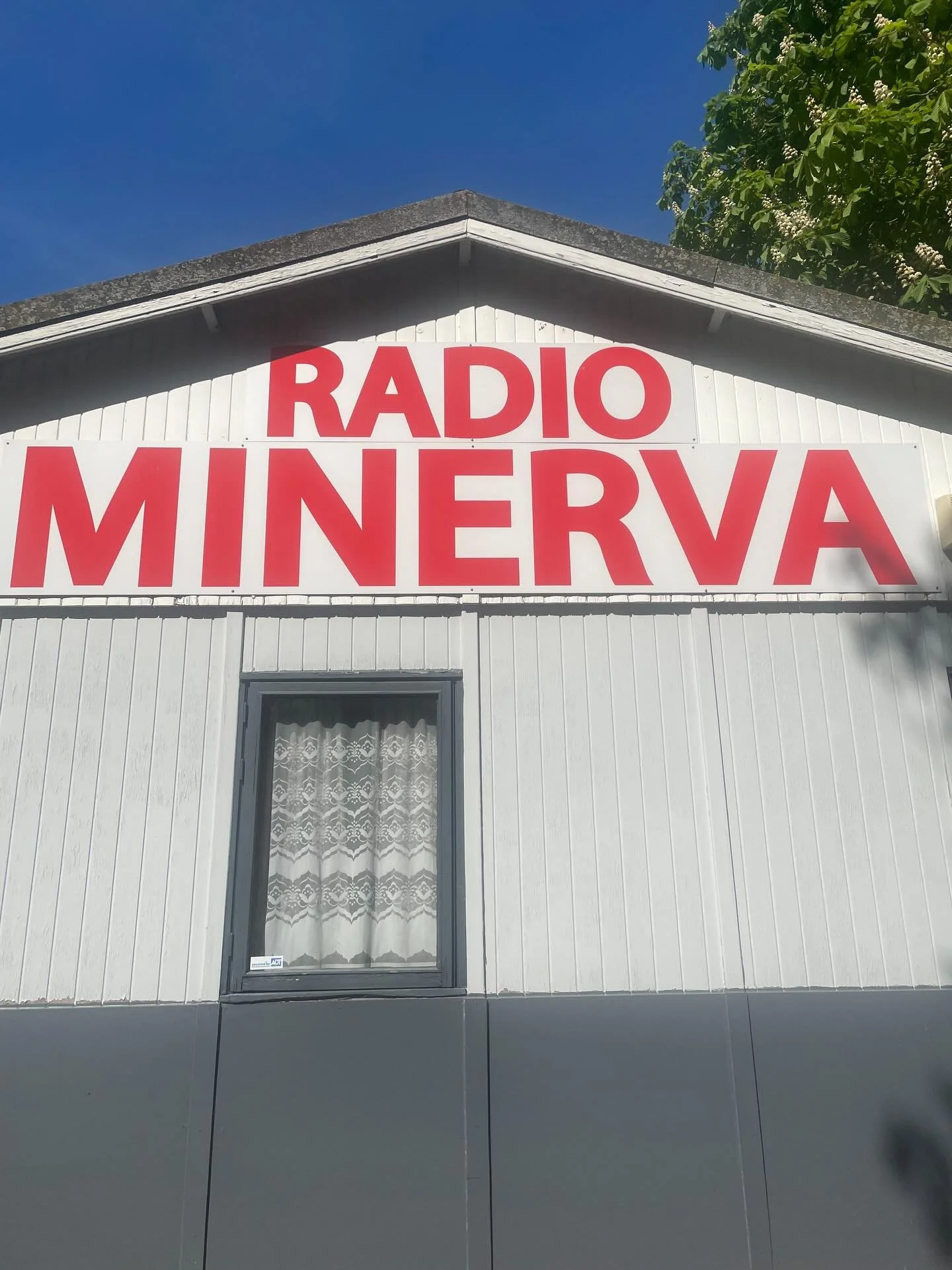 Dankuwel @radio_minerva_ voor de uitnodiging! Merci Cis Vandebist voor de leuken babbel! Zo gezellig dat dat was&hellip; zo relaxed&hellip; terwijl de 10 miles aan de gang waren&hellip; zaten wij gezellig te keuvelen. The word is dus out! Er zijn nog