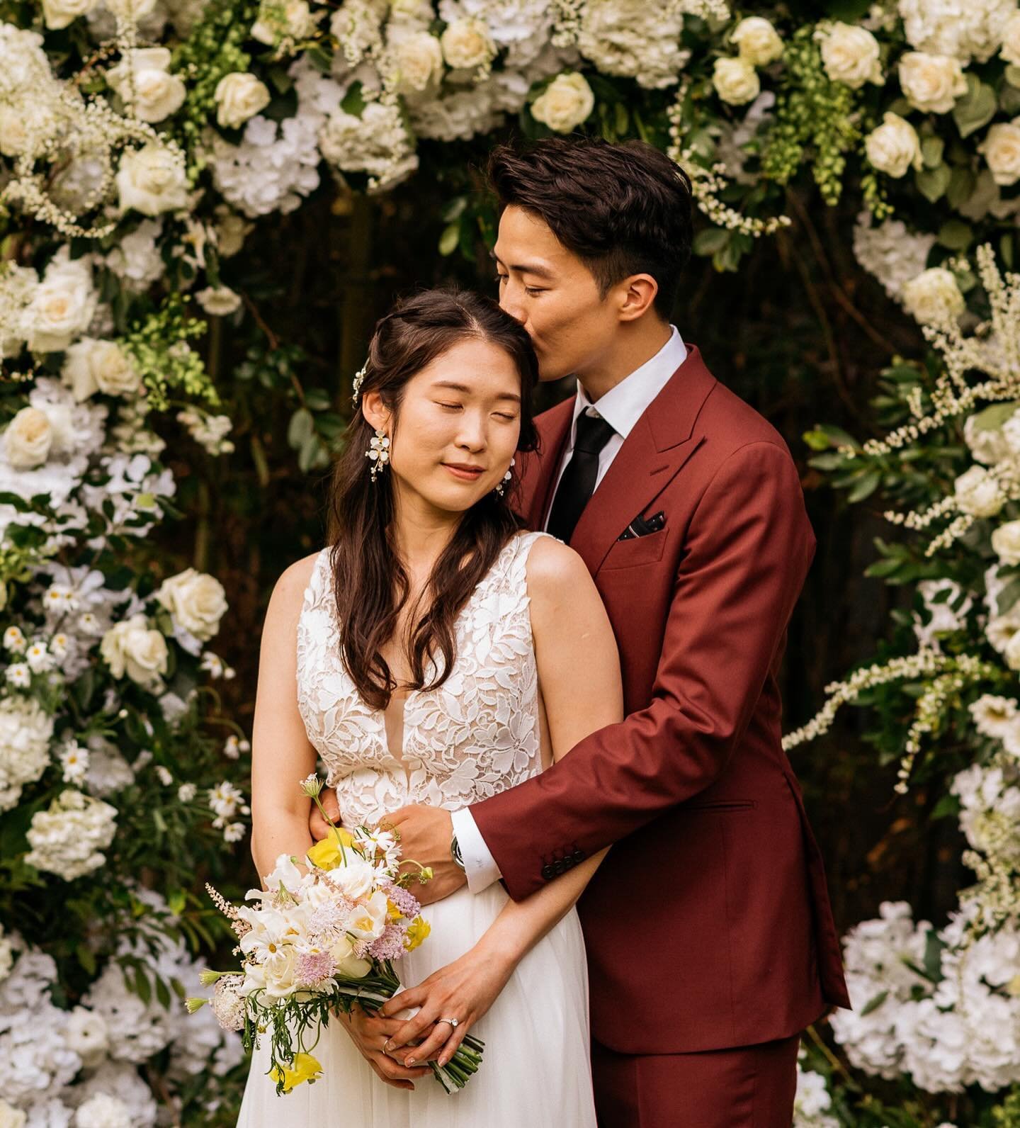 The best thing about a garden wedding is the florals on florals on florals. This white rose &amp; hydrangeas floral arch was just *chef&rsquo;s kiss* 🤩🥰🙌 Sharing more from lil bro&rsquo;s destination wedding in Korea ❤️