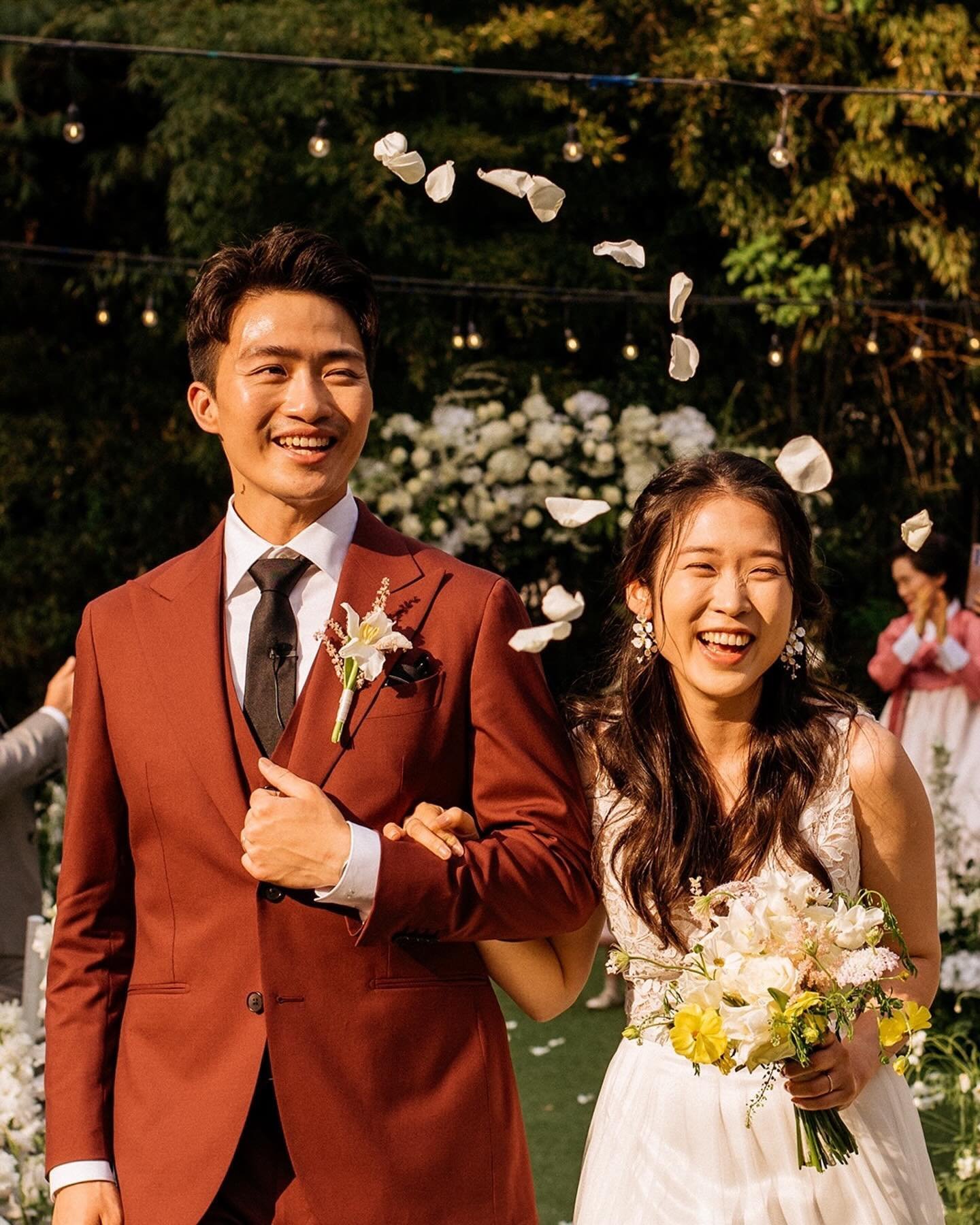 This beautiful destination wedding is finished, and delivered! As far as April weddings go, this momentous affair embodied everything; from full florals to bright spring sunshine, to perfectly timed rose petals being tossed as the happy couple walked