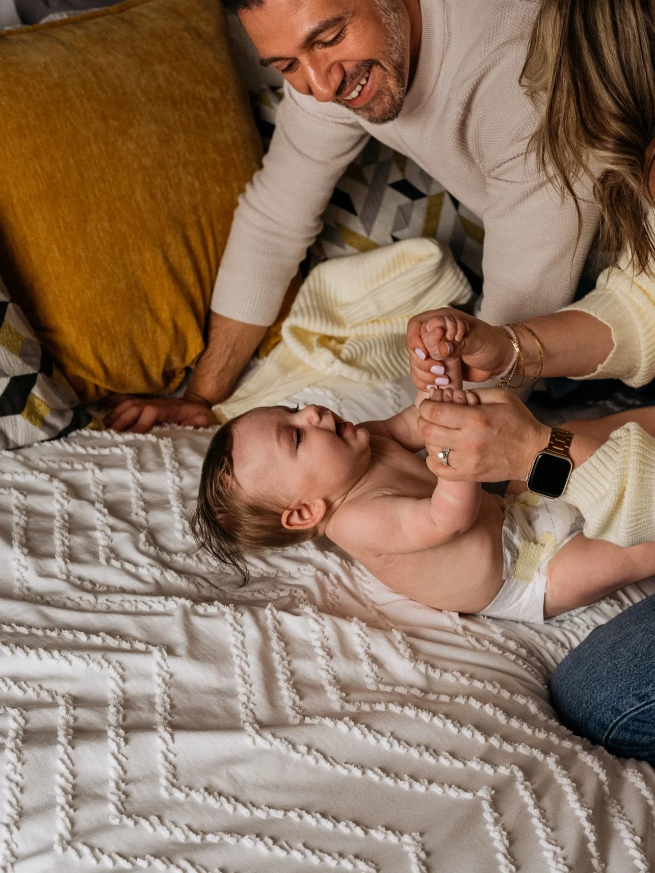 Nothing says &ldquo;we trust you&rdquo; like letting me keep showing up for all your major life moments, including this one! ❤️ So happy to meet the treasure of your lives and getting side eyed by those baby blues! 😉🔥📸

#torontofamilyphotographer 