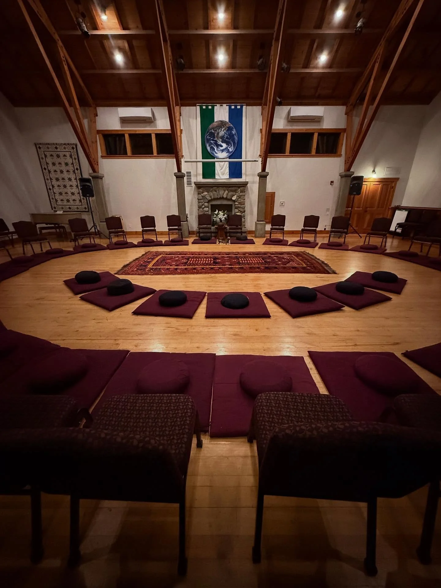 Stillness at the forefront 
as retreatants arrive. 
Silence centered 
as the soup simmers. 
.
.
.
#kristinneff #caverlymorgan #jessjayjarris #theheartofwhoweare #realizingfreedomtogether #reatreat #whidbeyinstitute #peace