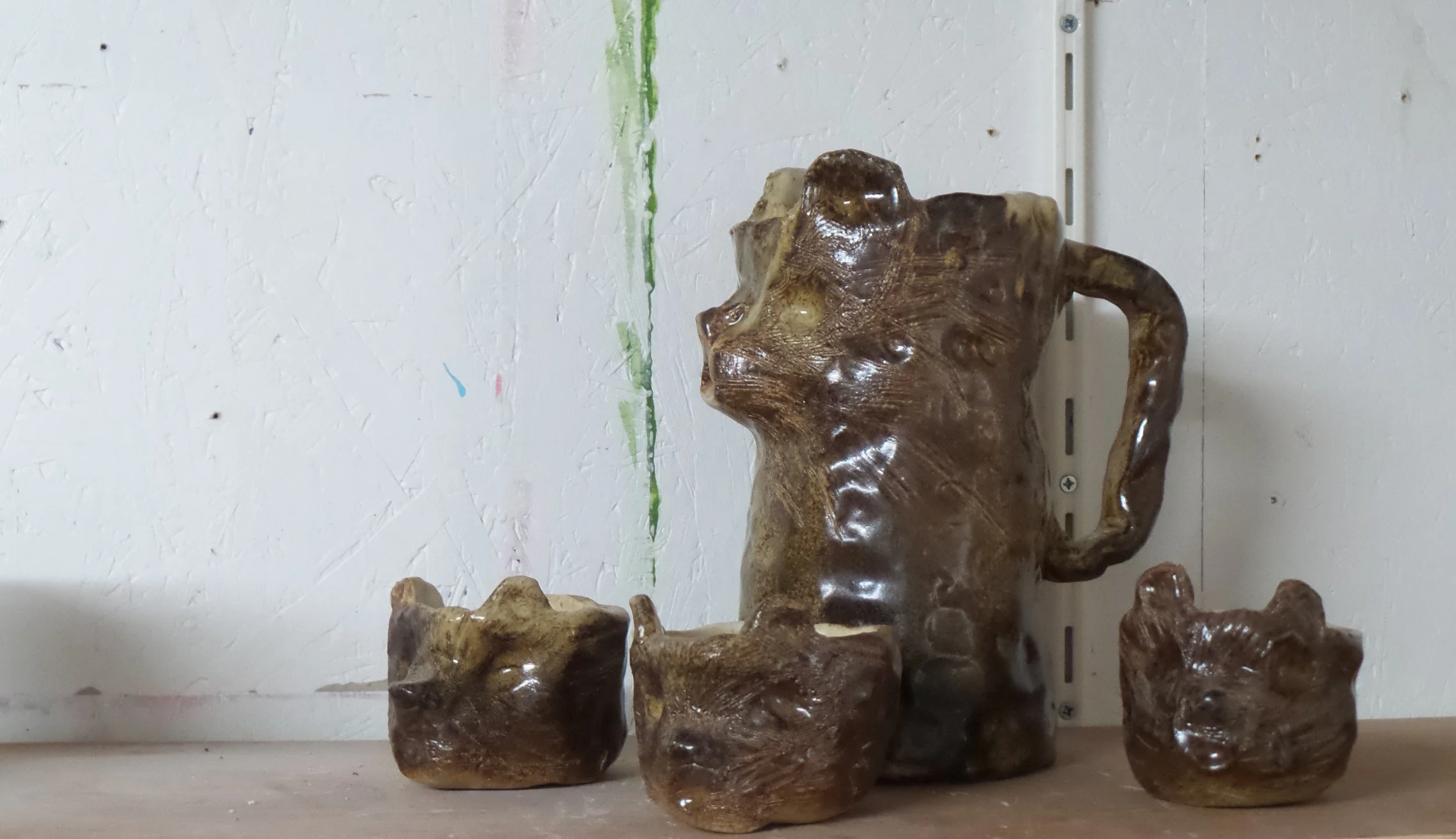 14 CROES. ErIc. FRATERIE. 2015. glazed ceramics. Pitcher 23x21x12cm, Cups 7.5x10x8cm E480.jpg