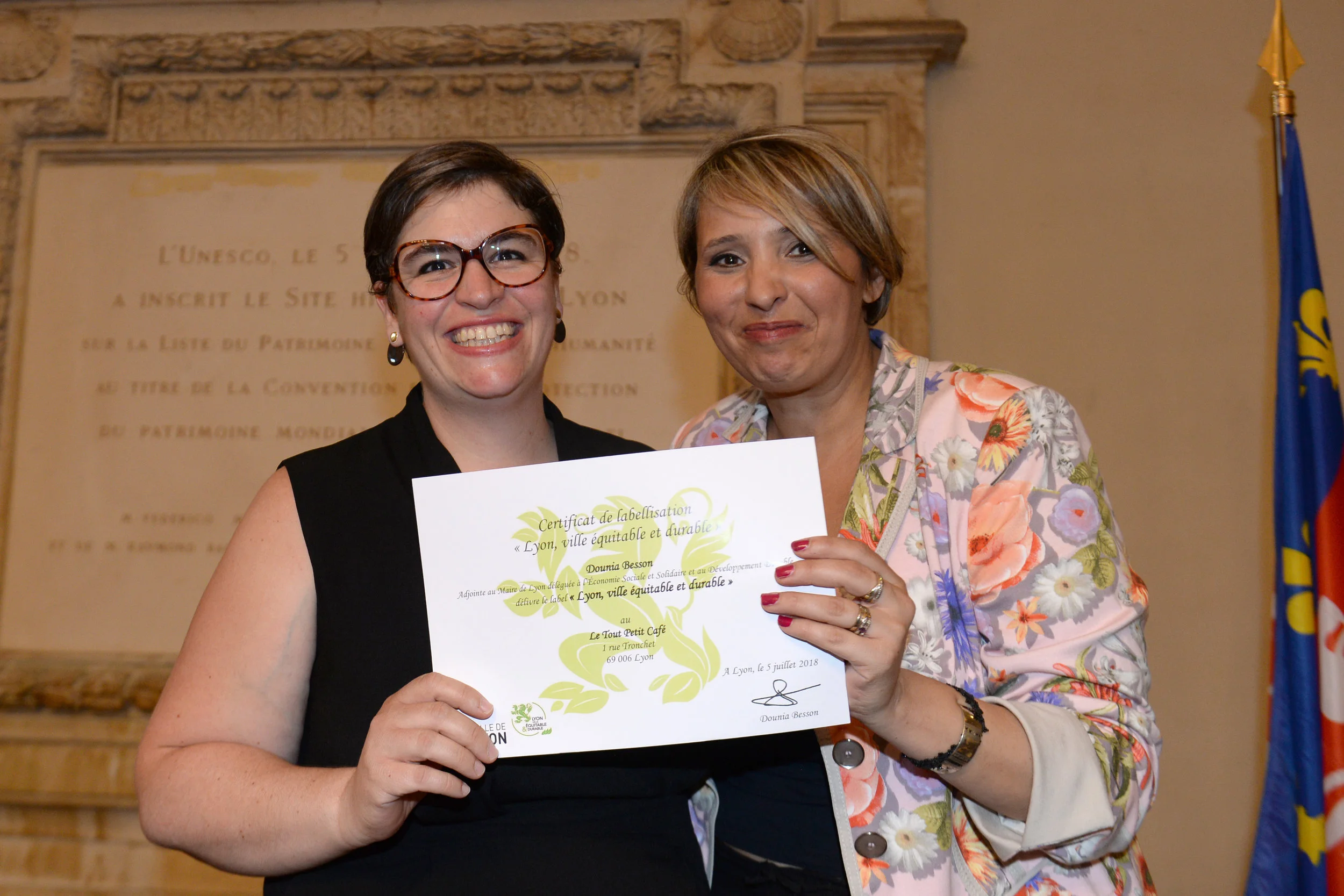 Anne Vast (gérante du Tout Petit Café) et Dounia Besson (adjointe au maire de Lyon) - crédit photo : Laurent Cerino