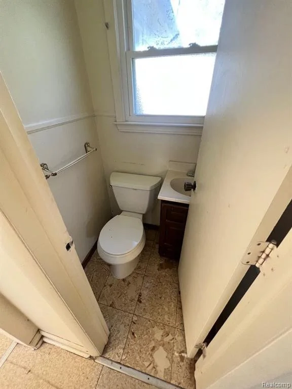 Back Half Bath Brentwood Before.jpeg