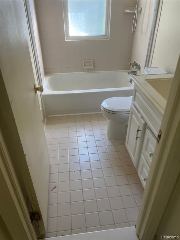 Hall Bath Brentwood Before.jpeg