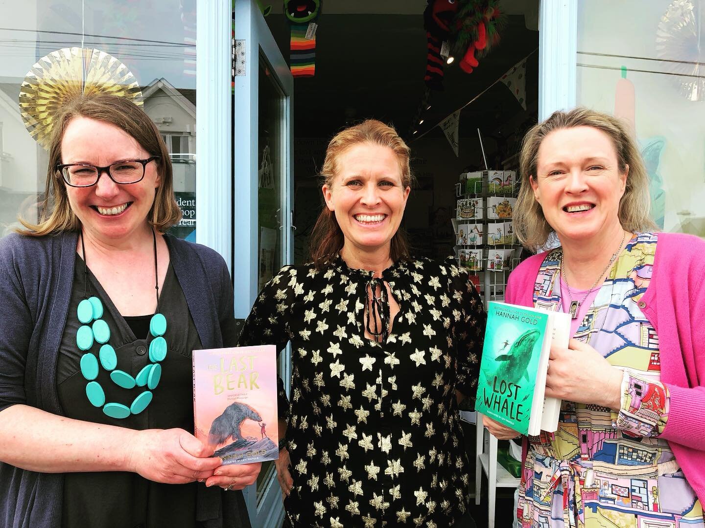 So lovely to meet @hannahgold_author in person. Delighted to host her @halfwayupthestairsbookshop this afternoon. We hope she will visit us again soon! @harpercollinsire #kidsbooks #kidsbookstagram #kidsbookswelove #childrensbooks #childrenswritersgu