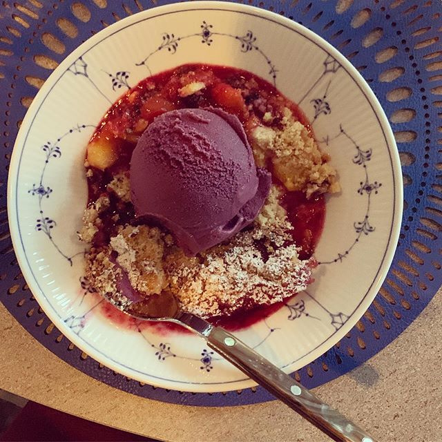 Stone Fruit Crisp 🥧🍑👨🏼&zwj;🍳that he made with the peaches and apricots we picked last night, served with last week&rsquo;s batch of blueberry ice cream #husbandswhocook #familydinner #orchardtotable