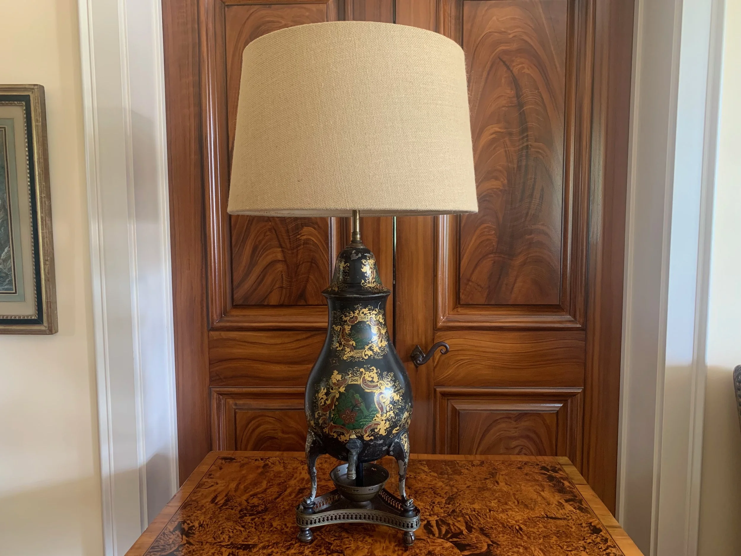 Painted-and-Gilded-Continental-Samovar-Adapted-into-a-Lamp (1)