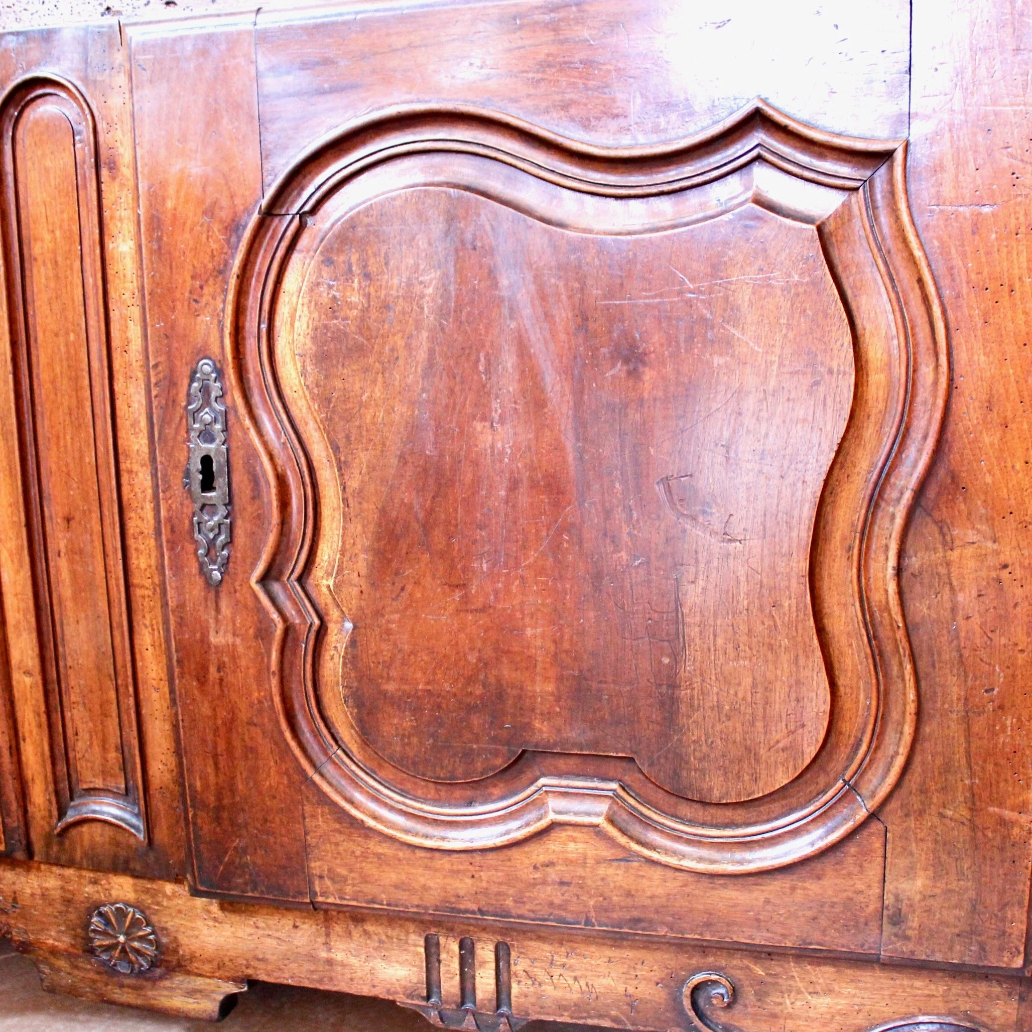 French-Provincial-Walnut-Buffet-à Deux-Corps-Early-19th-Century (11)-detail
