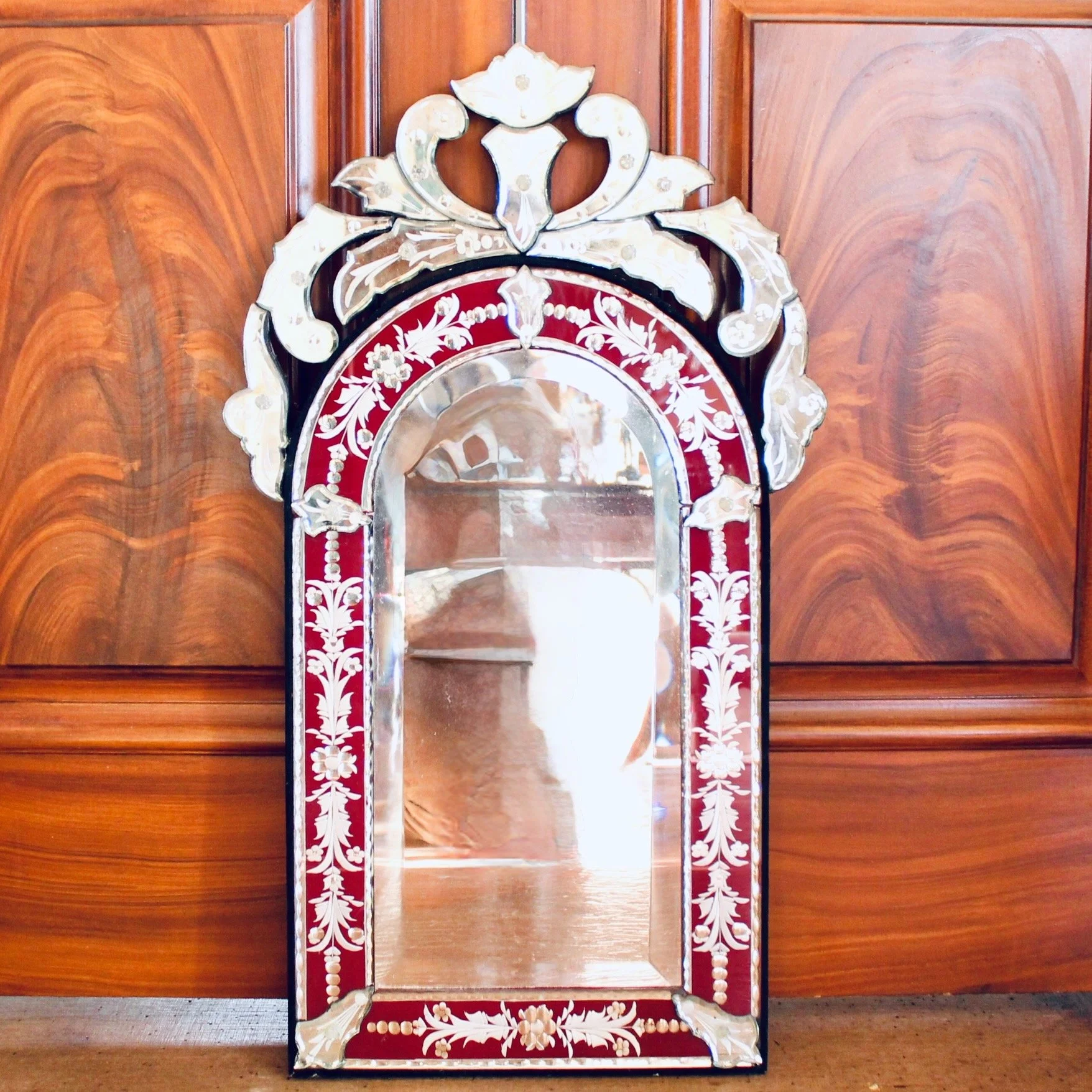 Small-Venetian-Red-and-Clear-Glass-Mirror-with-Engraved-Designs (1)
