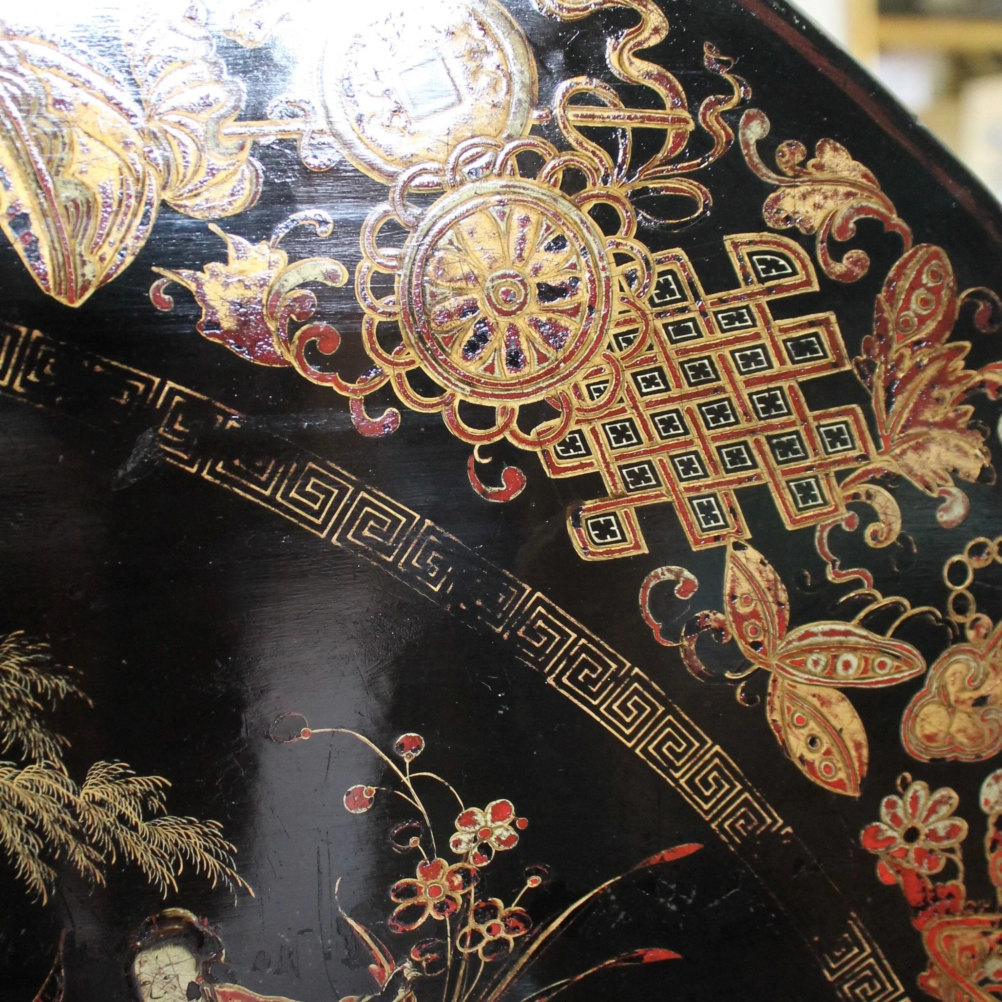Chinese-Export-Black-Lacquer-And-Gilt-Decorated-Tilt-Top-Center-Table (14).jpeg