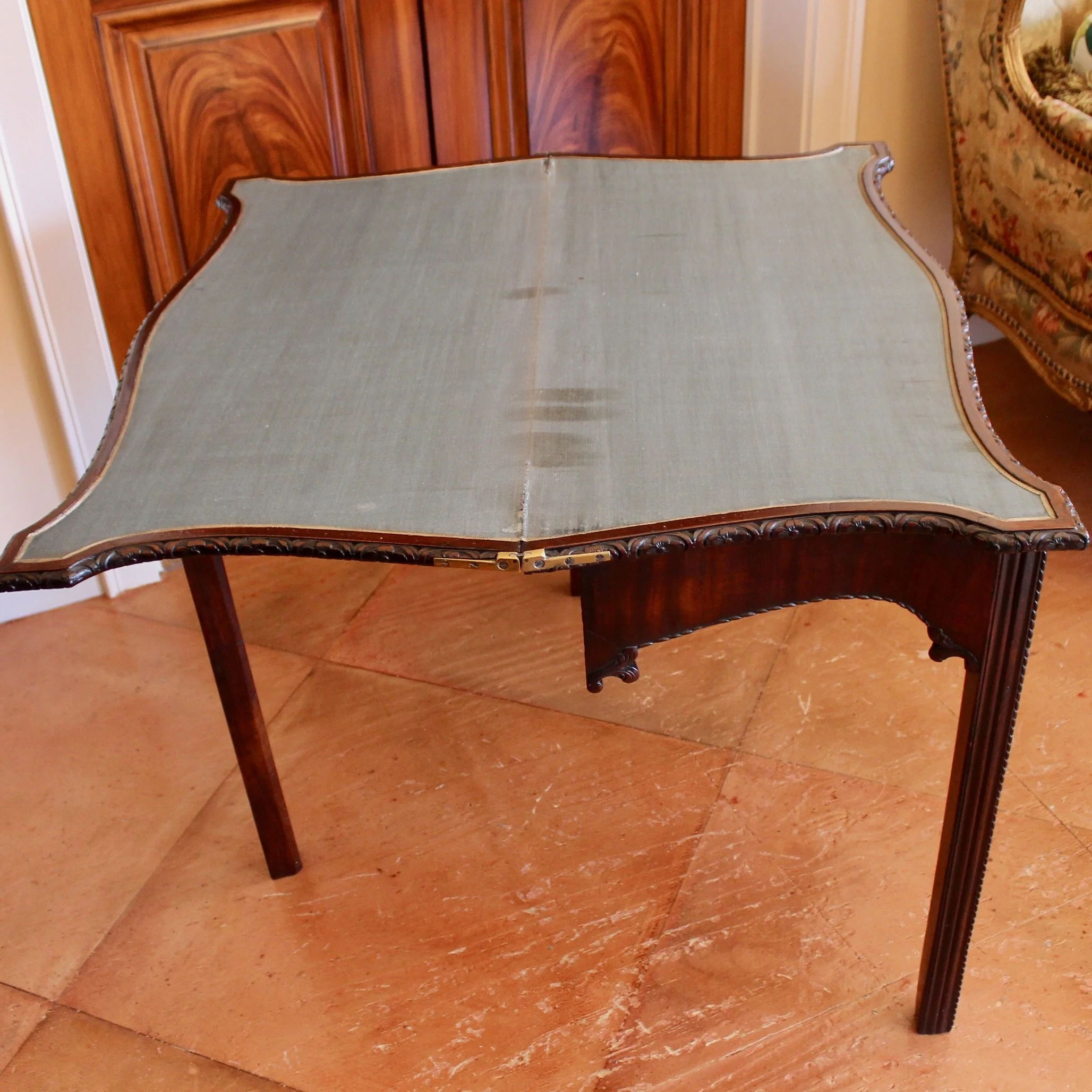 Irish-Mahogany-Game-Table-Carve Rosette-Edge-open