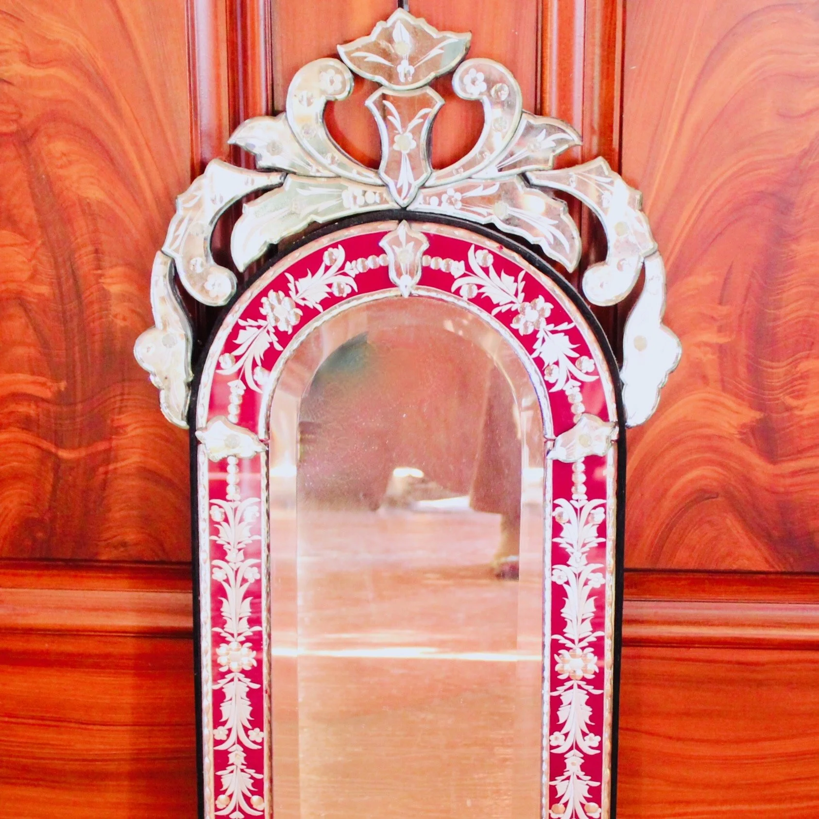 Small-Venetian-Red-and-Clear-Glass-Mirror-with-Engraved-Designs (9)