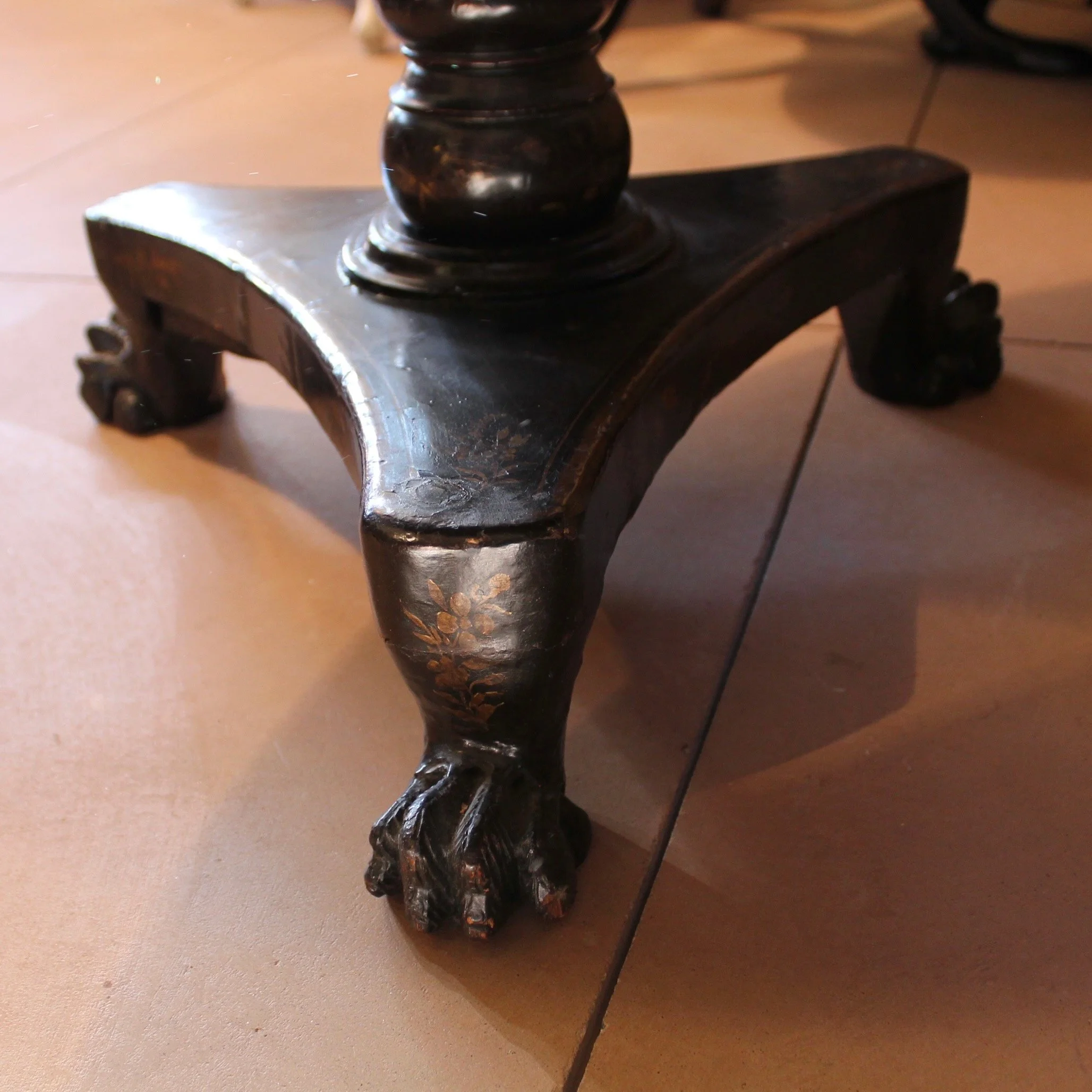 Chinese-Export-Black-Lacquer-And-Gilt-Decorated-Tilt-Top-Center-Tablebase-detail