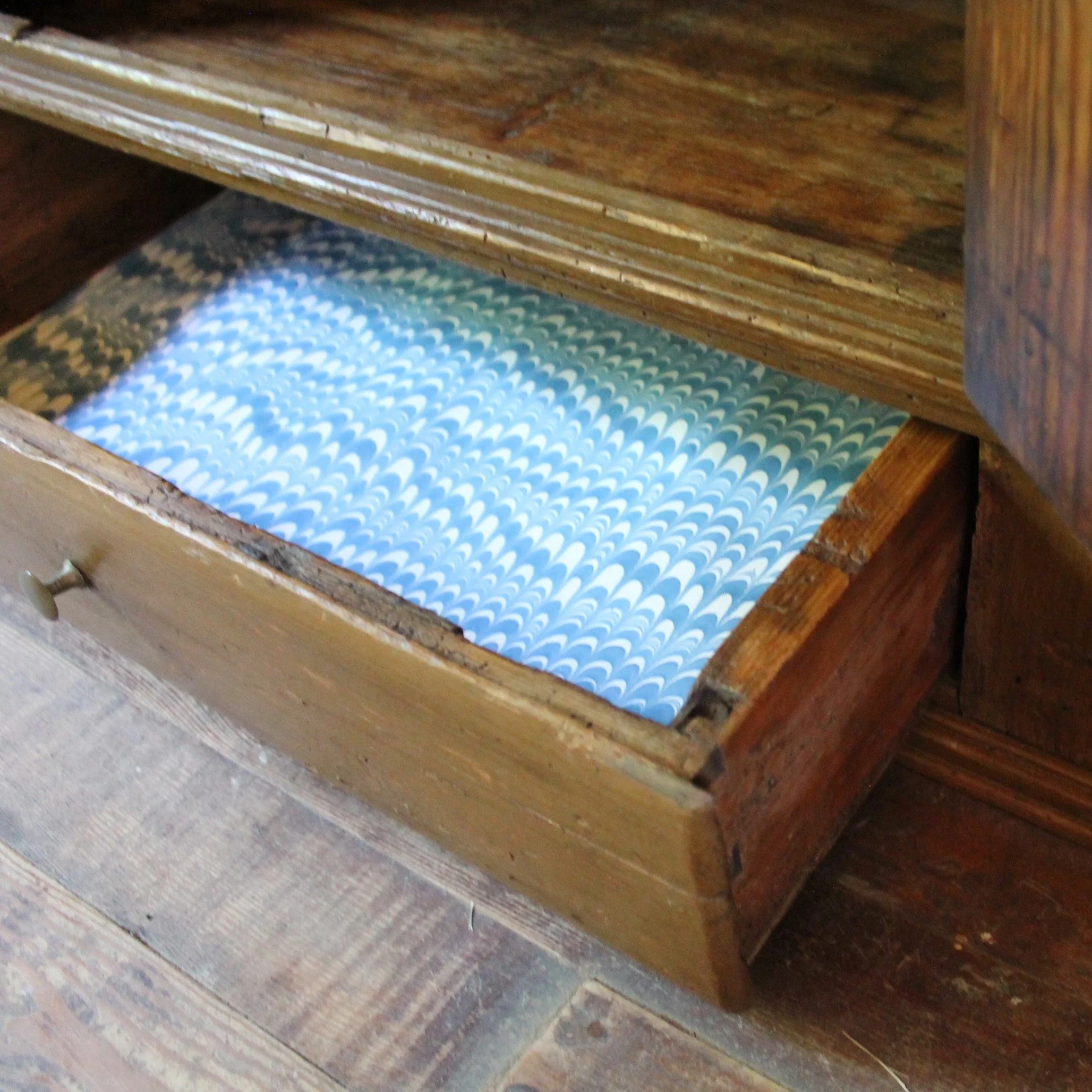 antique-swedish-painted-cupboard-19th-century (12)-detail